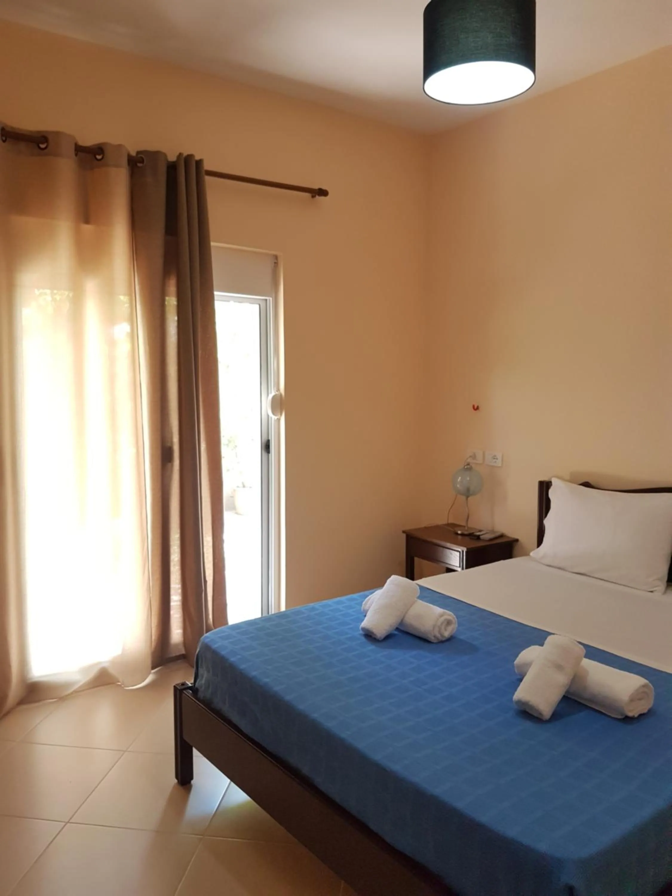 Large Double Room in Hotel Villa Ago