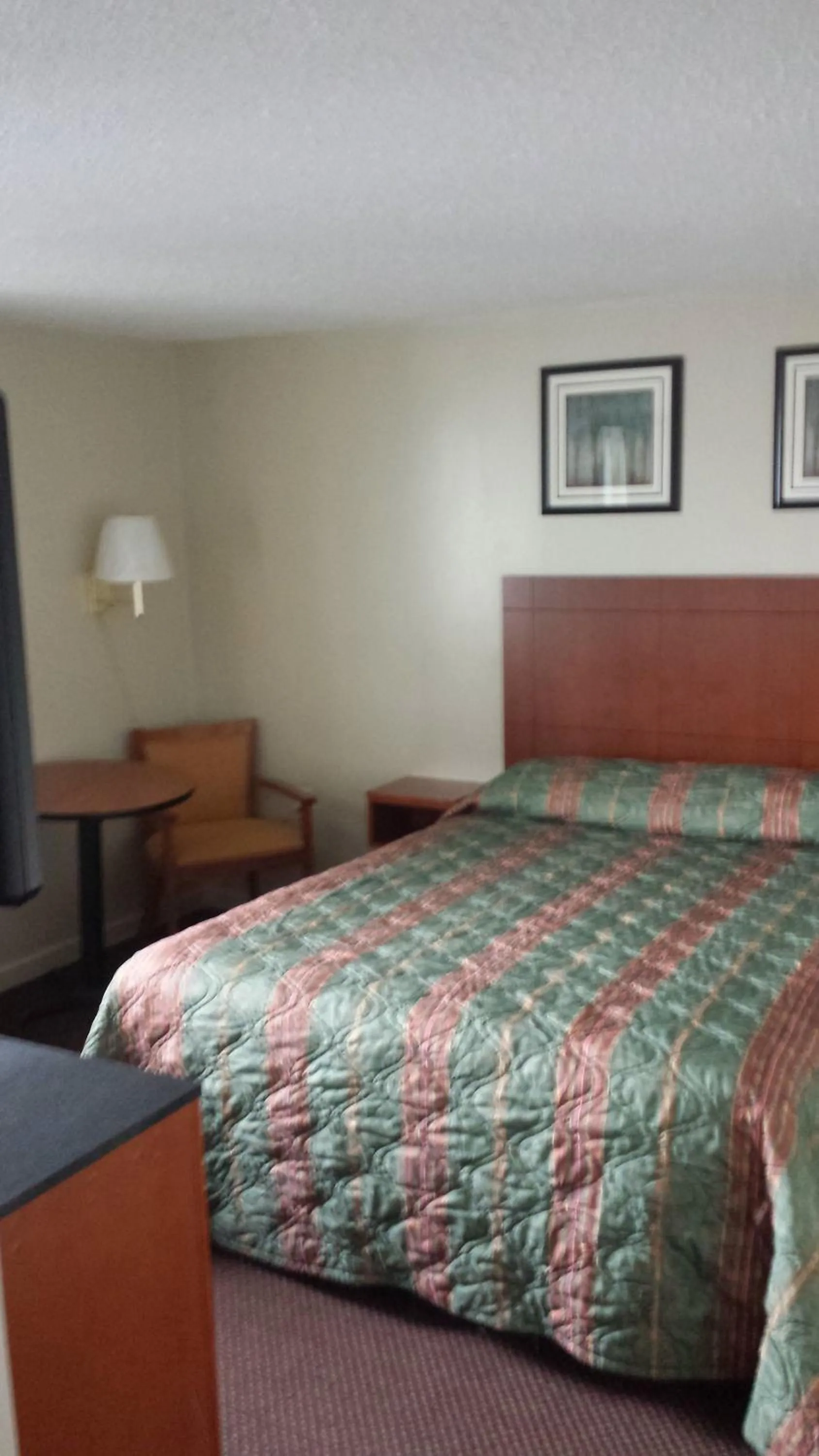 Bedroom, Bed in Royal Inn Motel