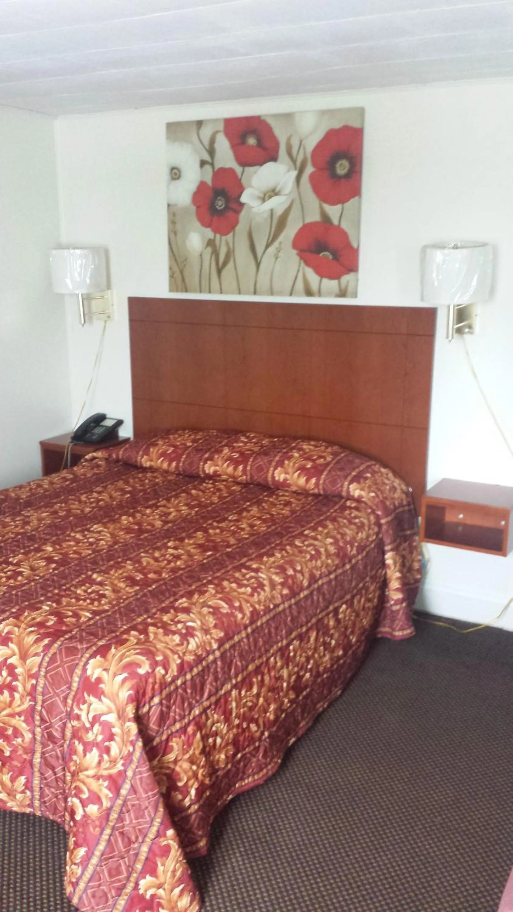 Bed in Royal Inn Motel