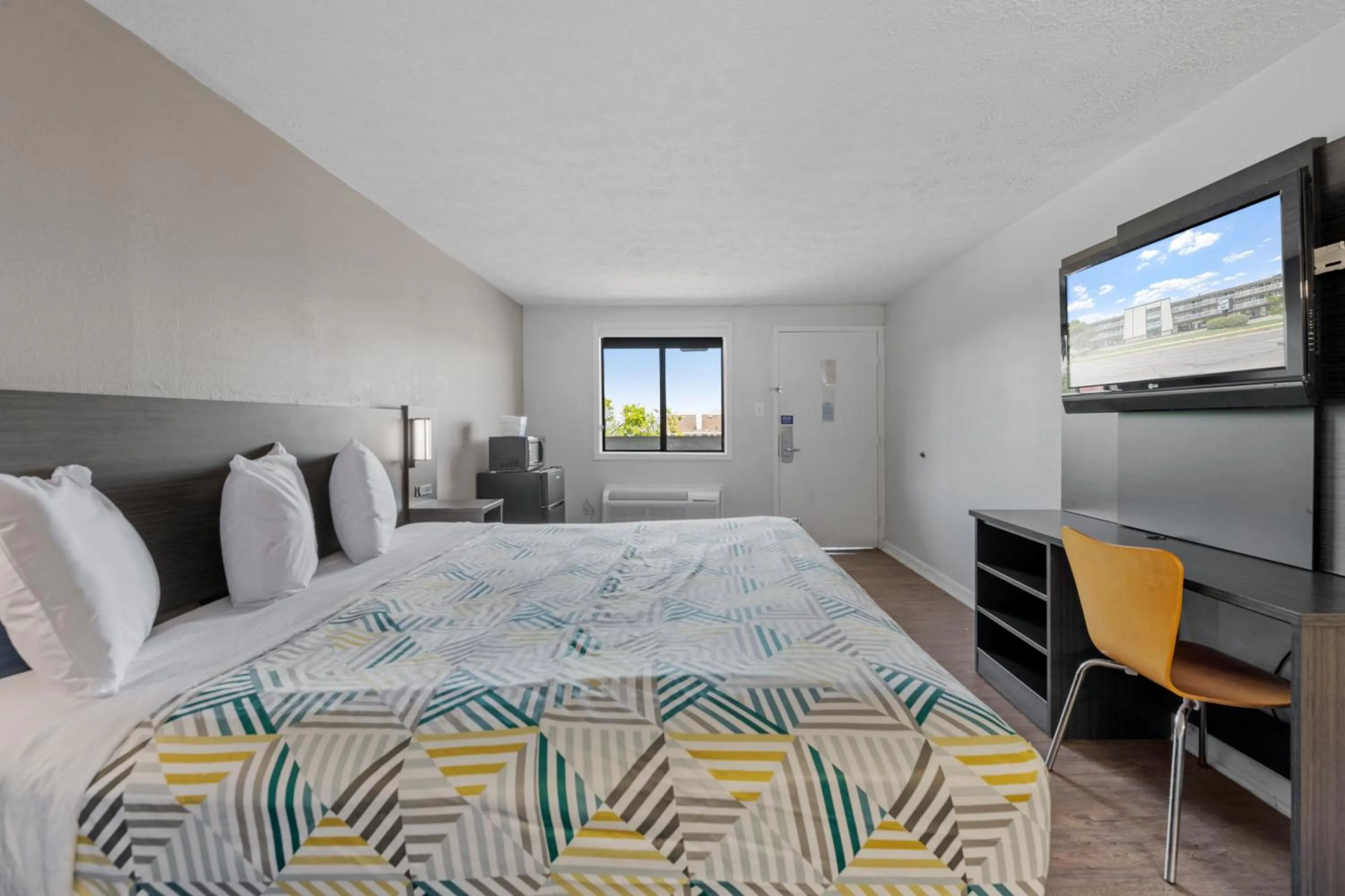 Bedroom, Bed in Budget Inn-Norfolk, VA - Oceanview