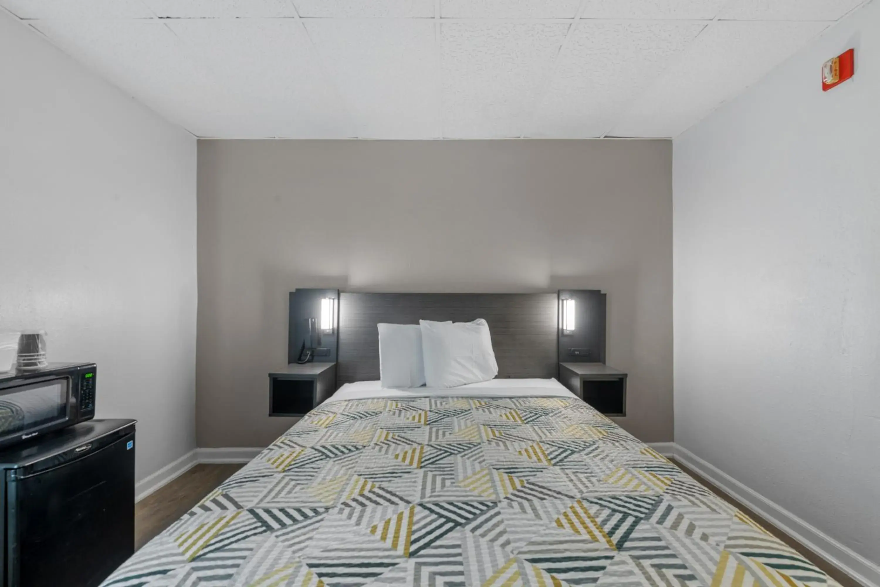 Deluxe Queen Room in Budget Inn-Norfolk, VA - Oceanview Deluxe Queen Room in Budget Inn-Norfolk, VA - Oceanview