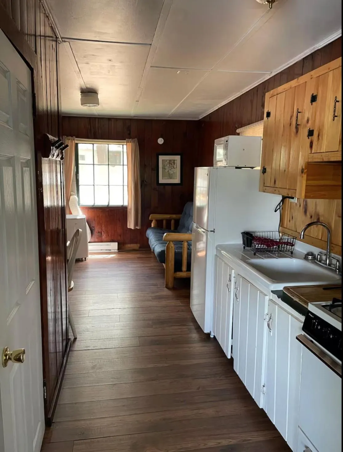 Kitchen or kitchenette in The Elms Waterfront Cottages