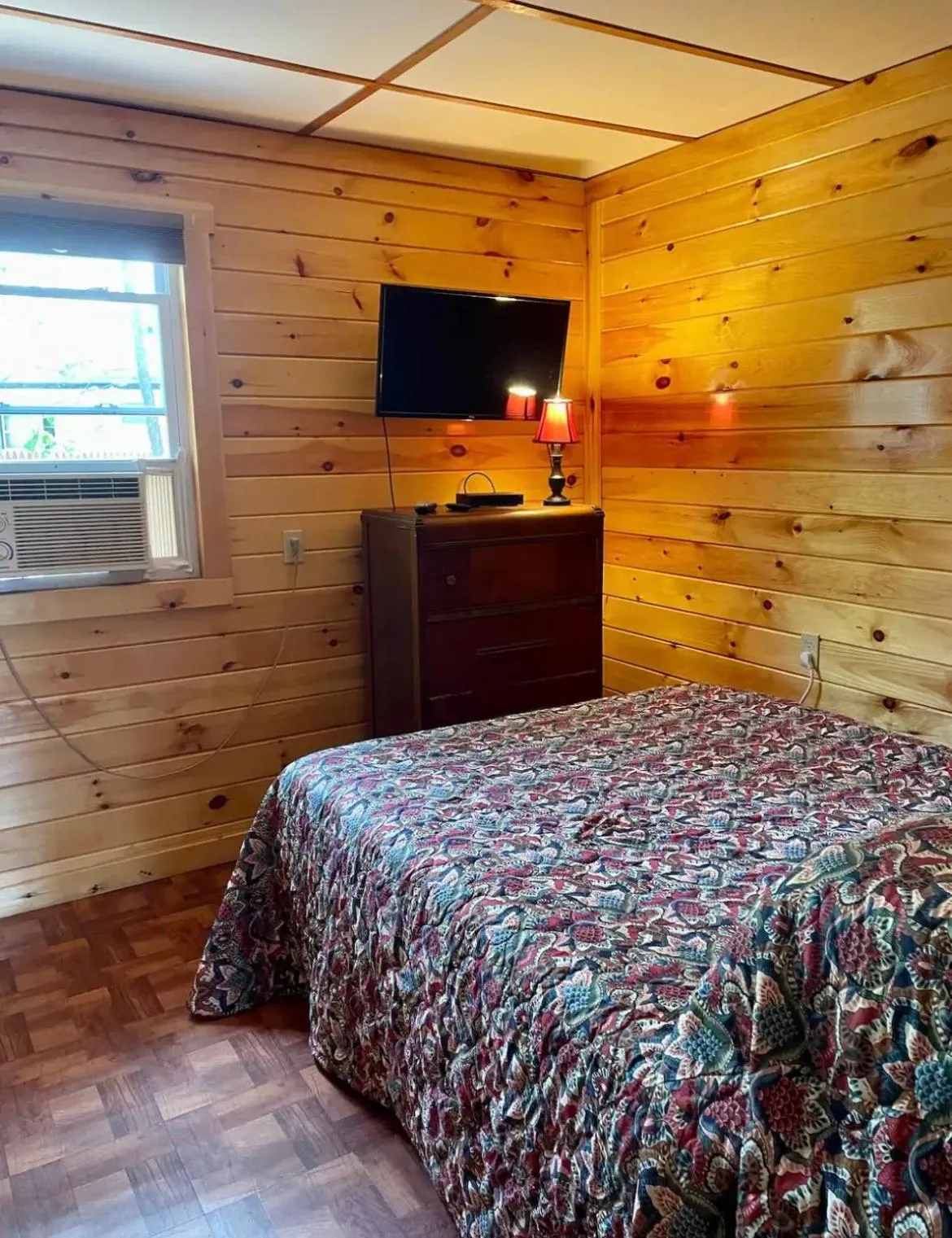 Bedroom, Bed in The Elms Waterfront Cottages