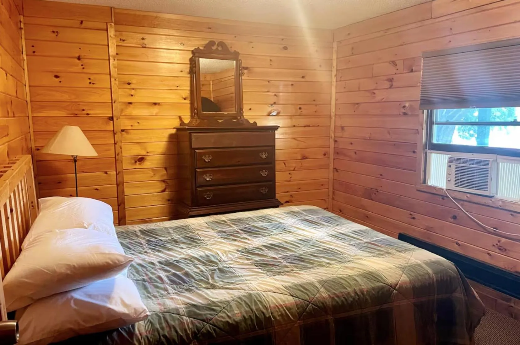 Bedroom, Bed in The Elms Waterfront Cottages
