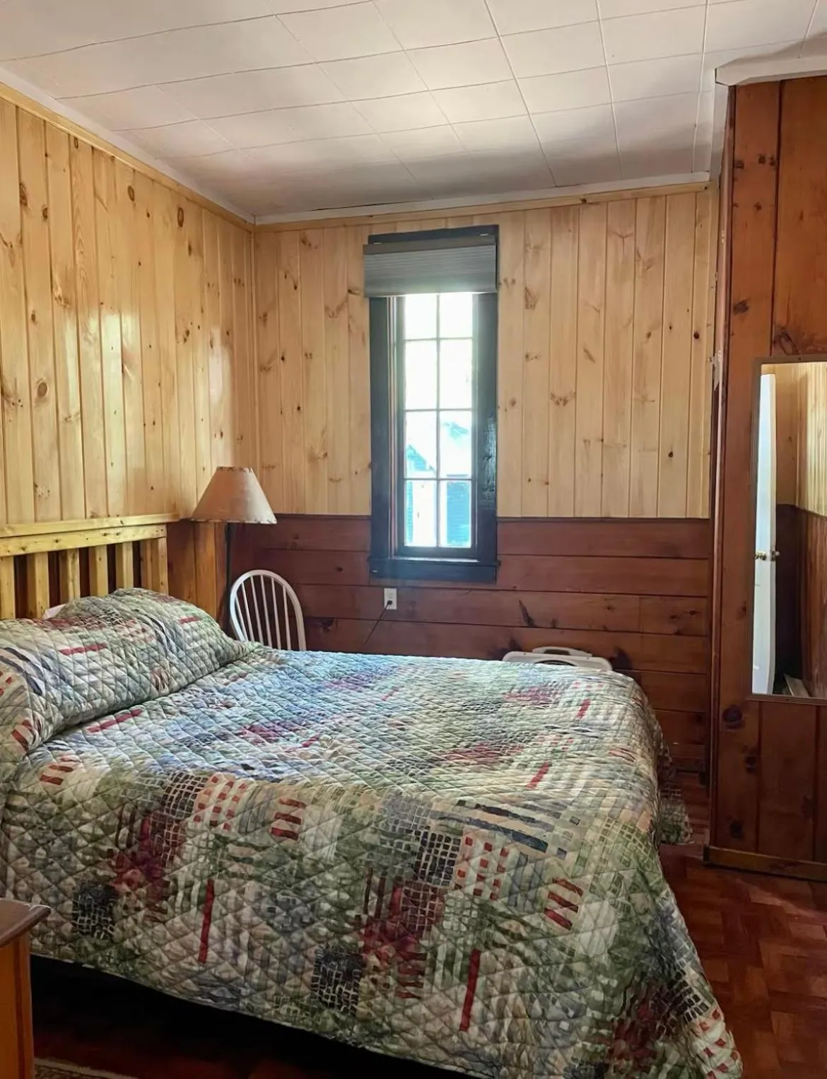Bedroom, Bed in The Elms Waterfront Cottages