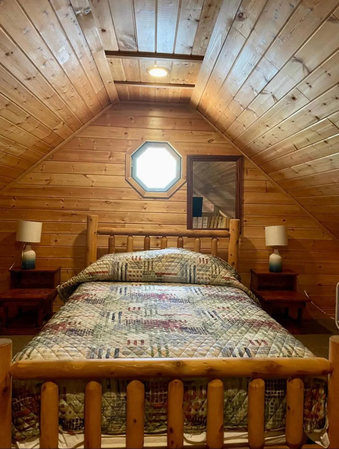Bedroom, Bed in The Elms Waterfront Cottages