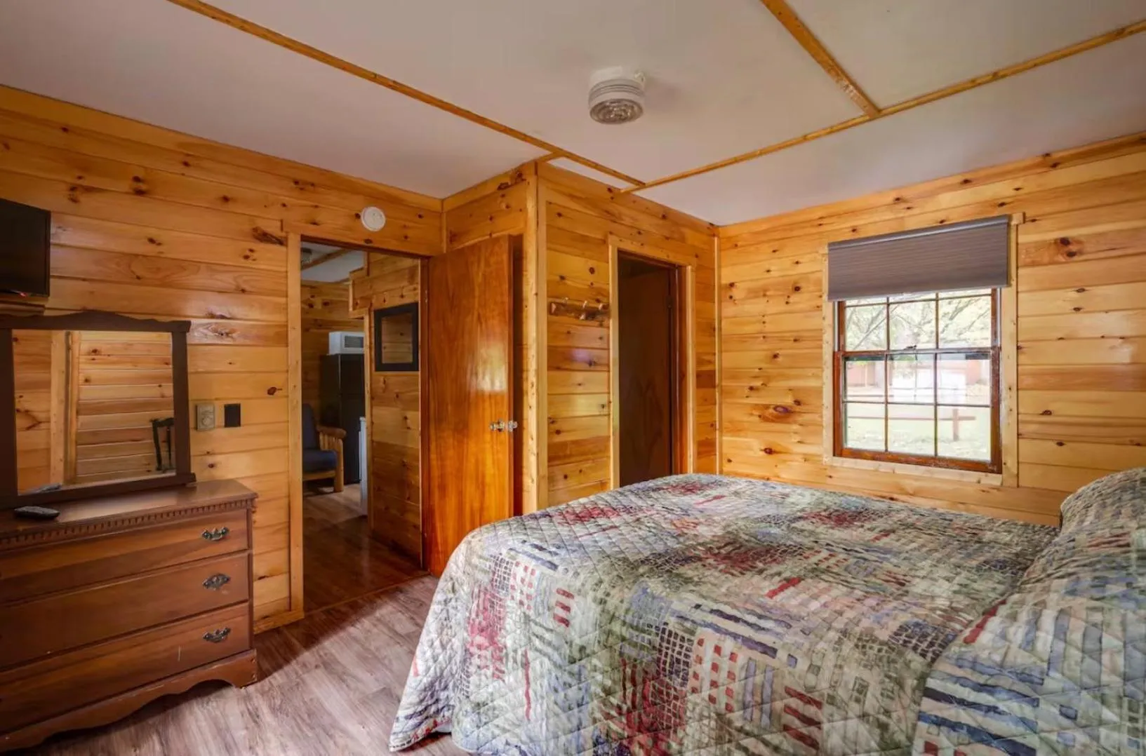Bedroom, Bed in The Elms Waterfront Cottages