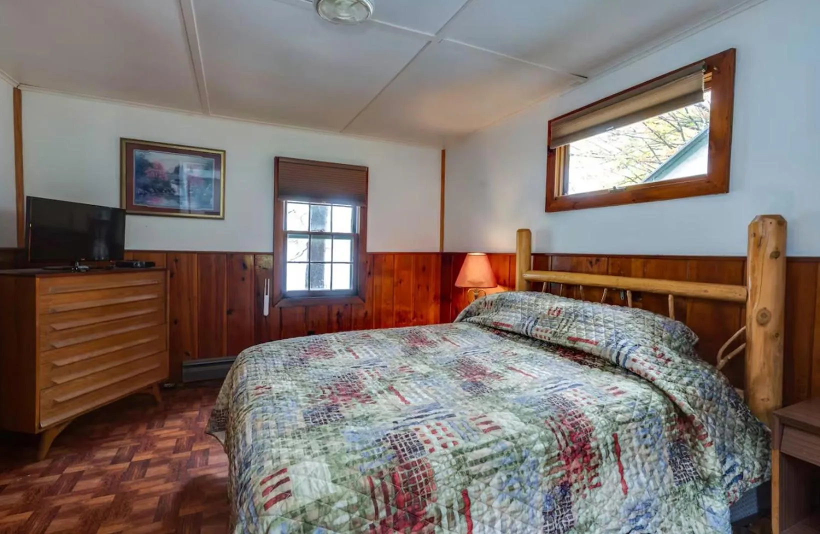 Bed in The Elms Waterfront Cottages