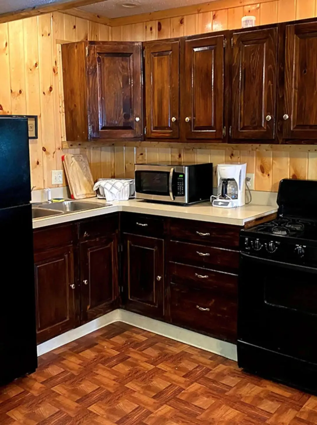 Kitchen or kitchenette in The Elms Waterfront Cottages