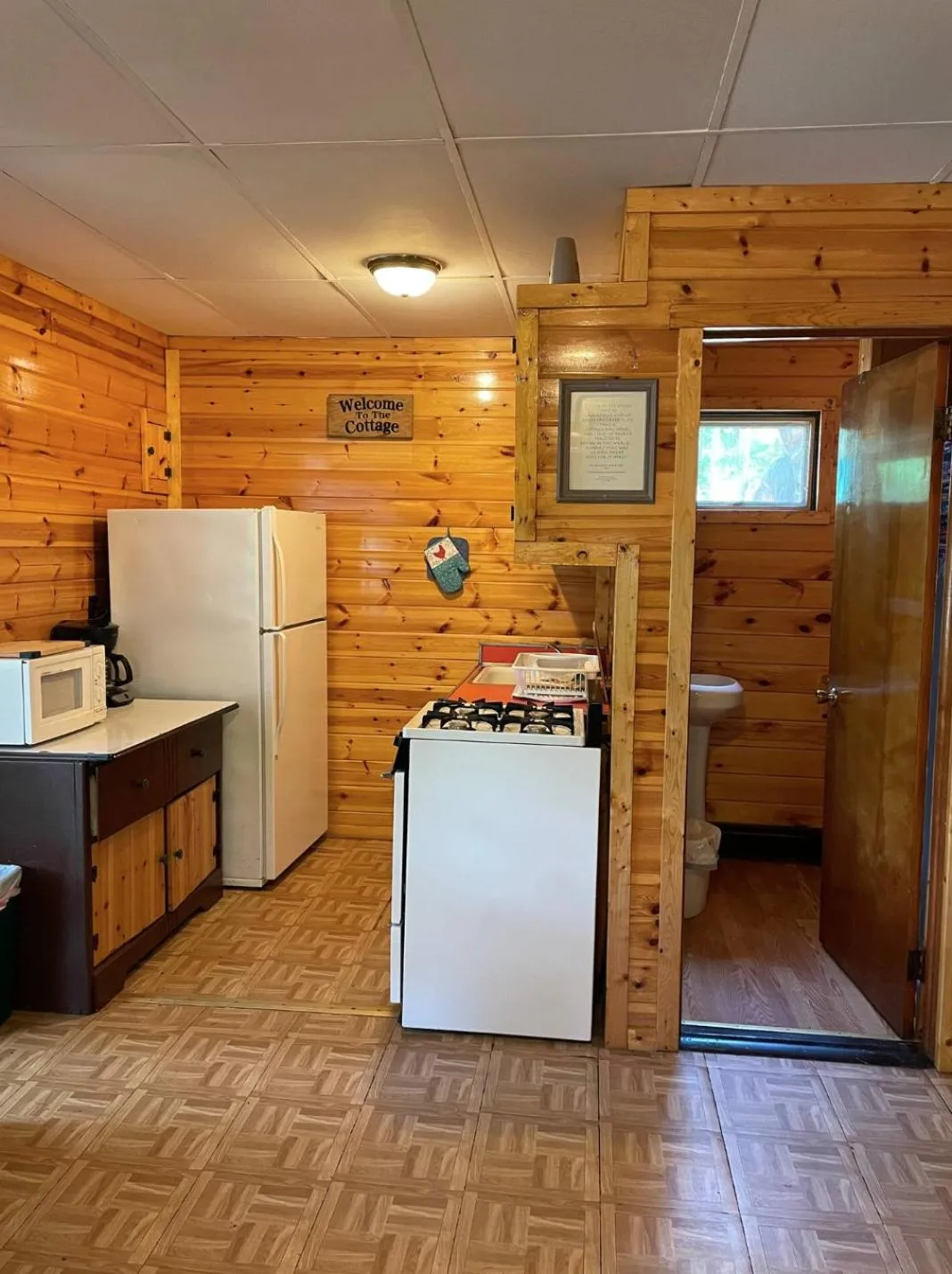 Kitchen or kitchenette in The Elms Waterfront Cottages
