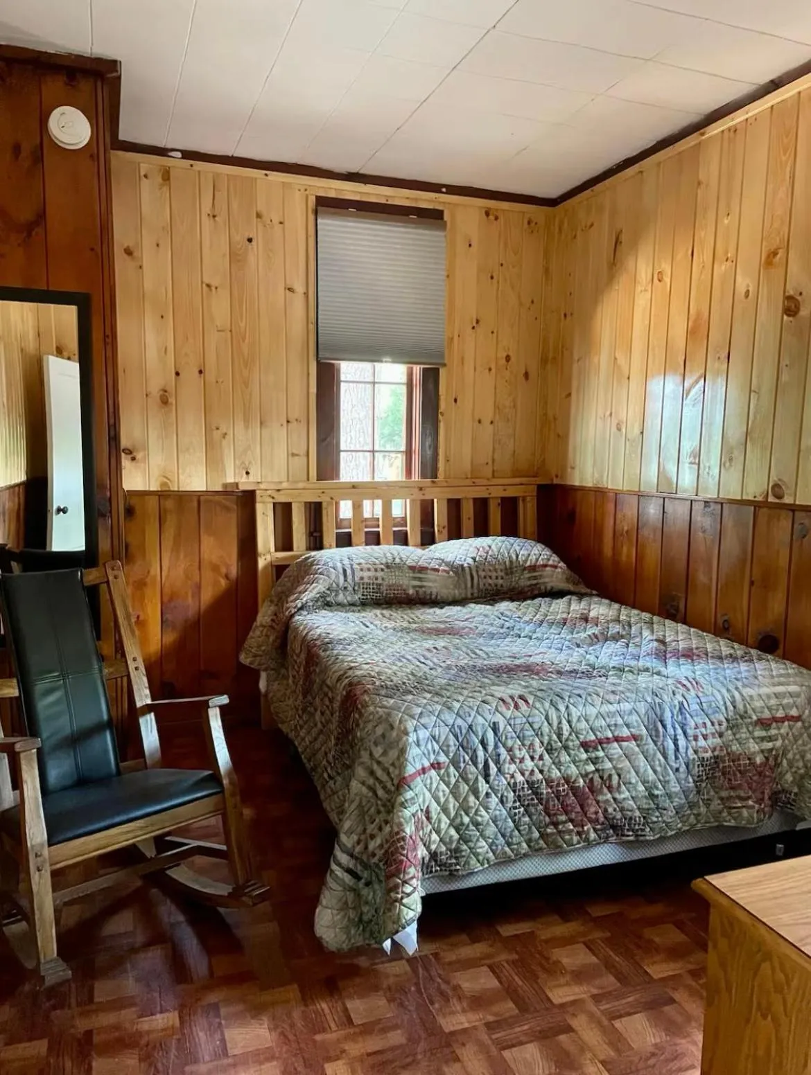 Bedroom, Bed in The Elms Waterfront Cottages