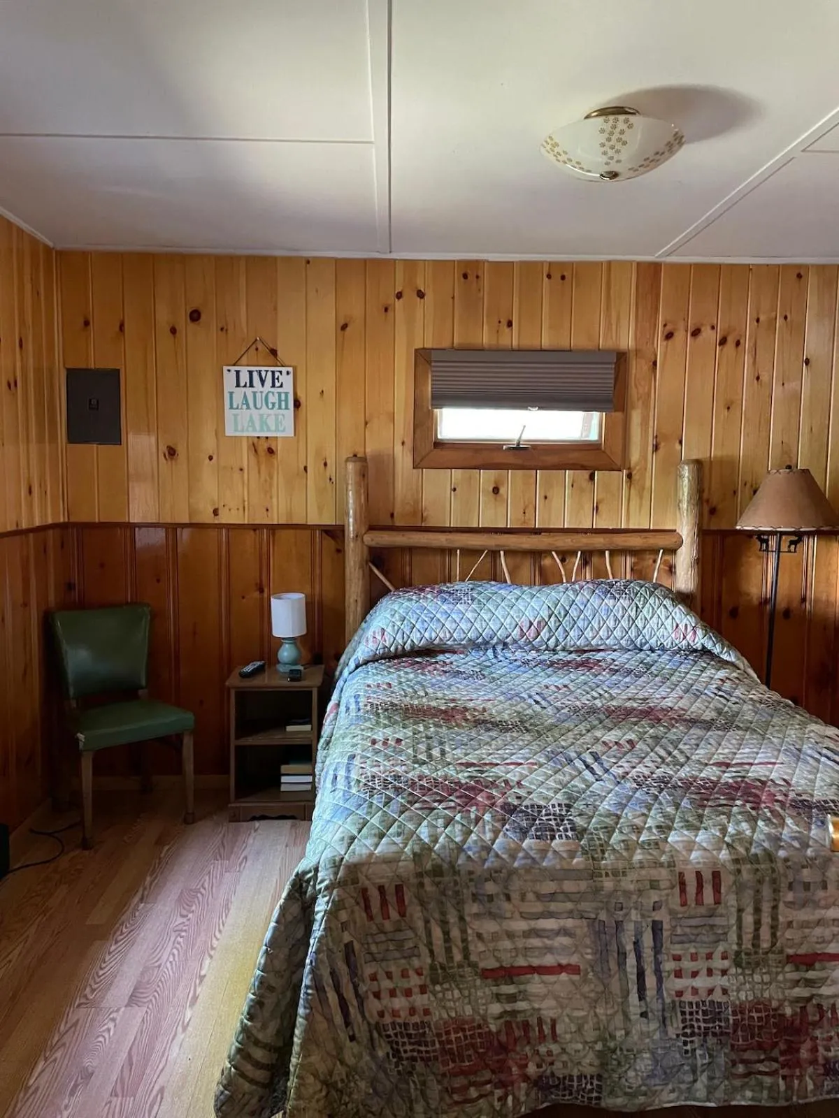 Bed in The Elms Waterfront Cottages