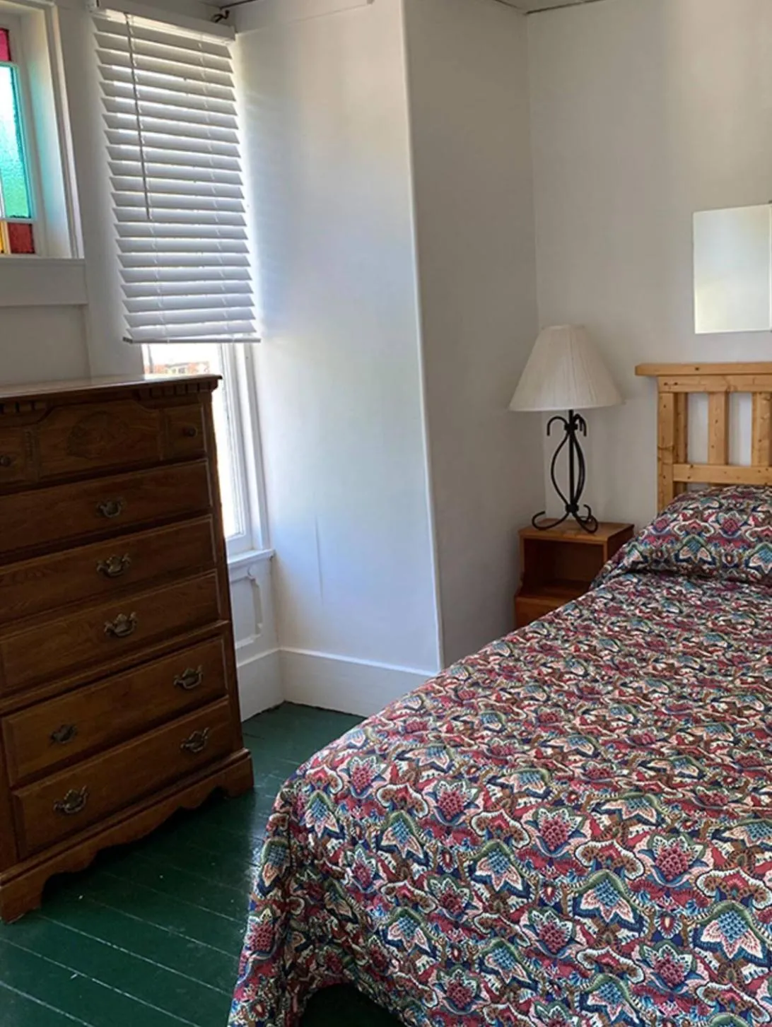 Bedroom, Bed in The Elms Waterfront Cottages