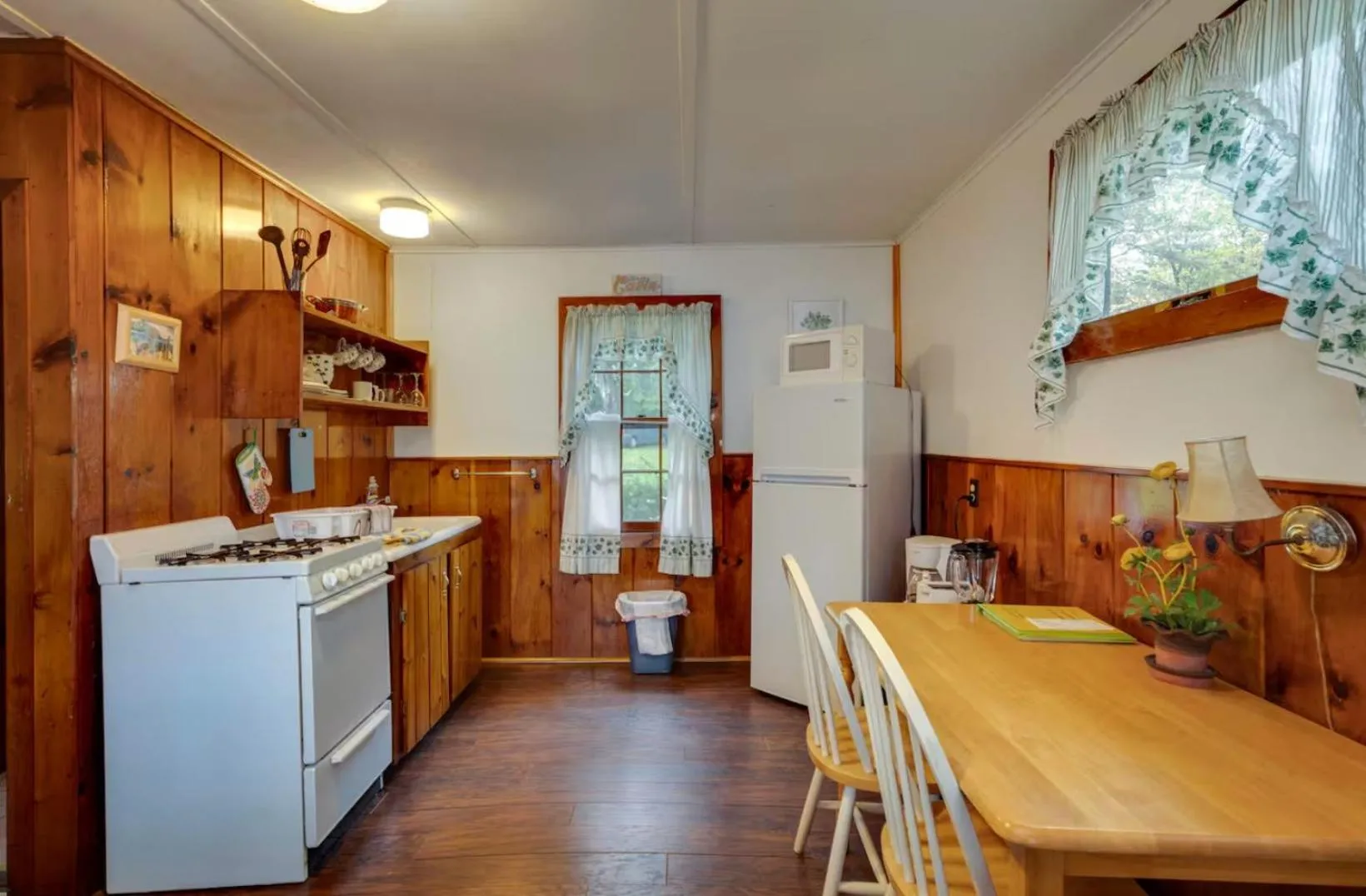 Dining area in The Elms Waterfront Cottages