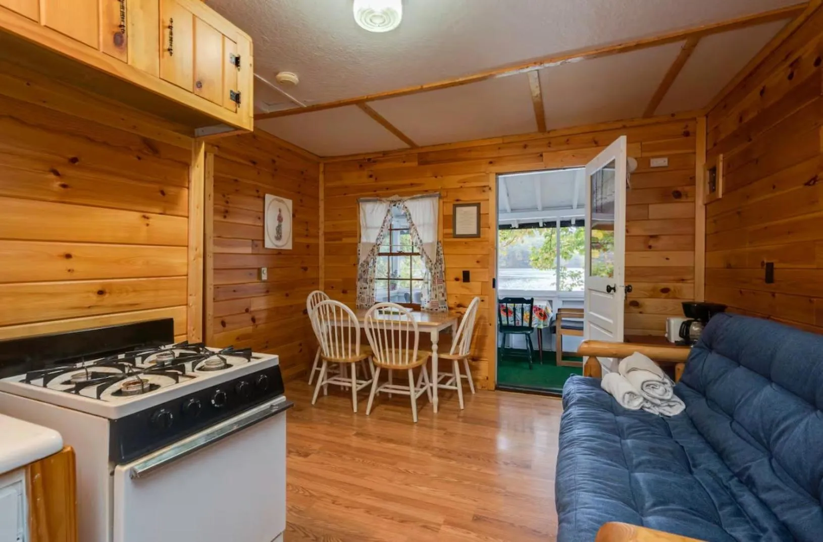 Dining area in The Elms Waterfront Cottages