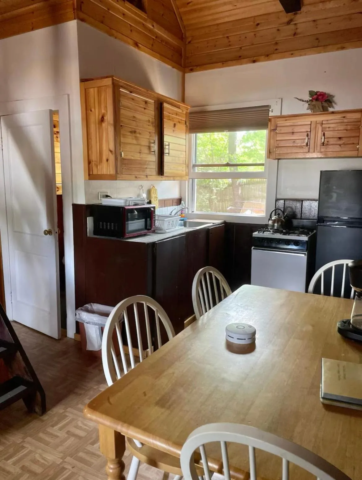 Kitchen or kitchenette in The Elms Waterfront Cottages