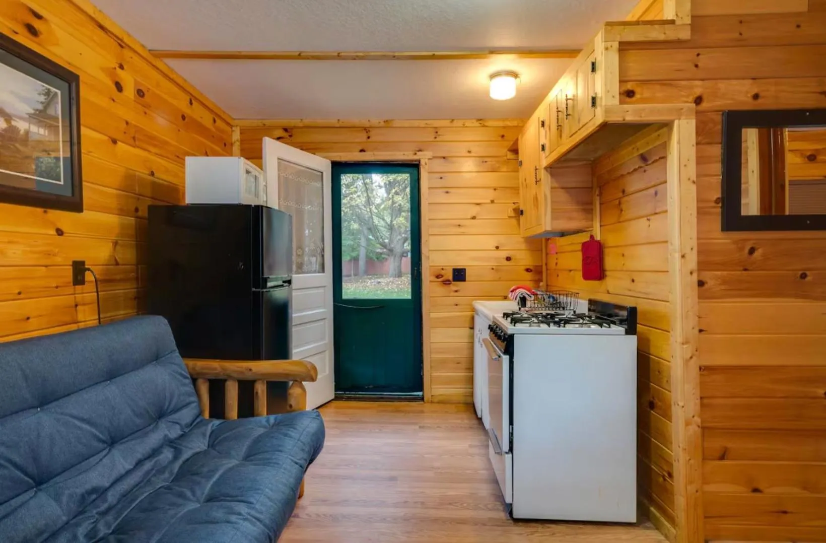 Kitchen or kitchenette in The Elms Waterfront Cottages