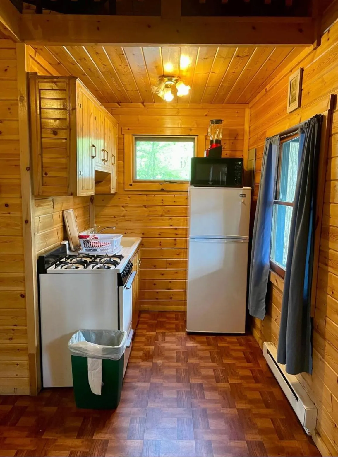 Kitchen or kitchenette in The Elms Waterfront Cottages