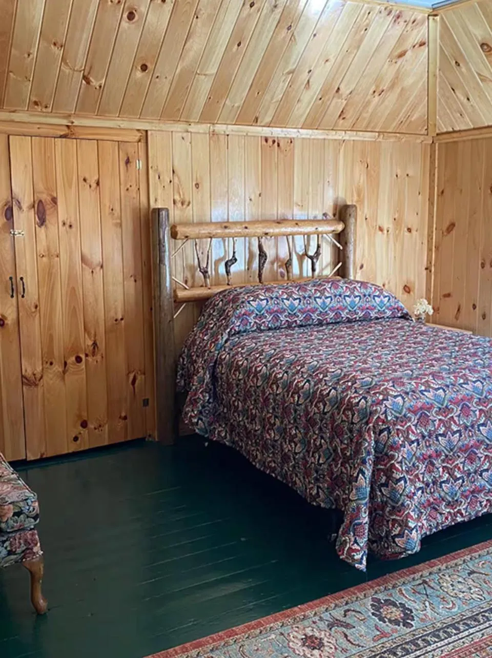 Bedroom, Bed in The Elms Waterfront Cottages
