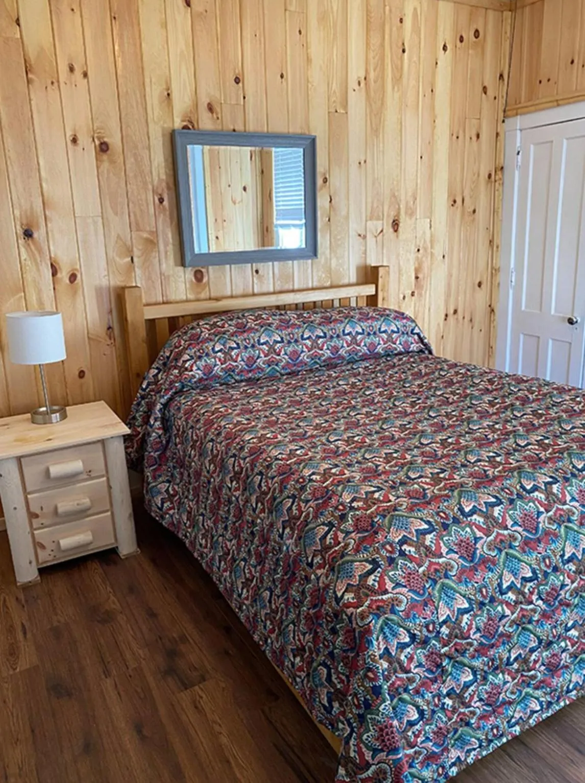 Bedroom, Bed in The Elms Waterfront Cottages