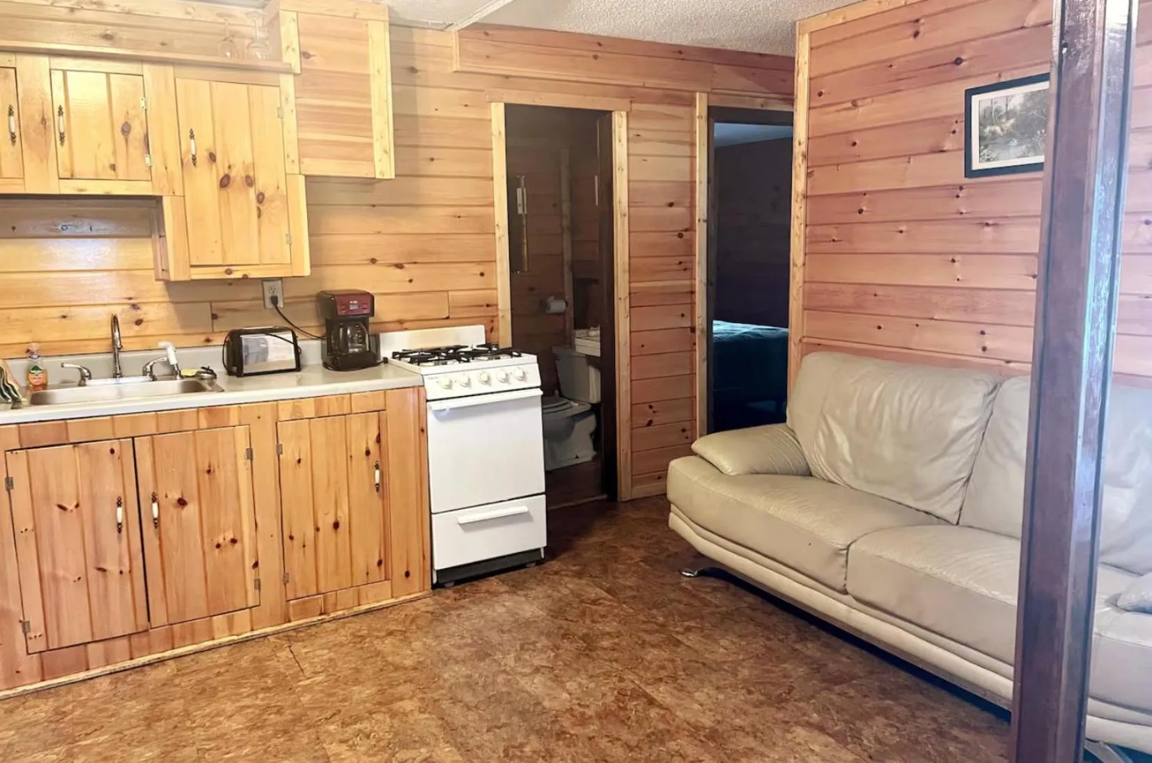 Kitchen or kitchenette in The Elms Waterfront Cottages