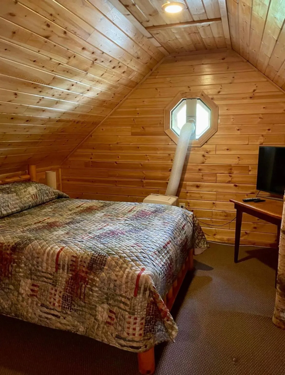 TV and multimedia, Bed in The Elms Waterfront Cottages
