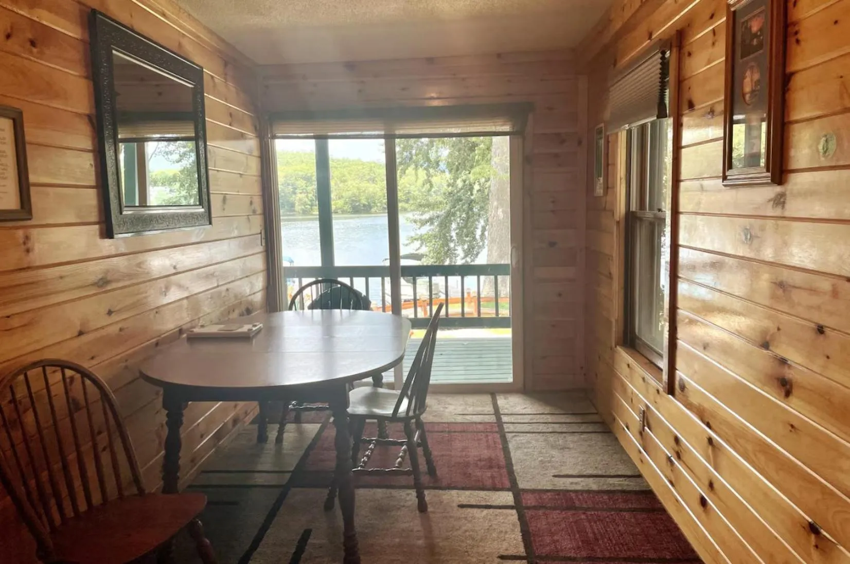 Dining area in The Elms Waterfront Cottages