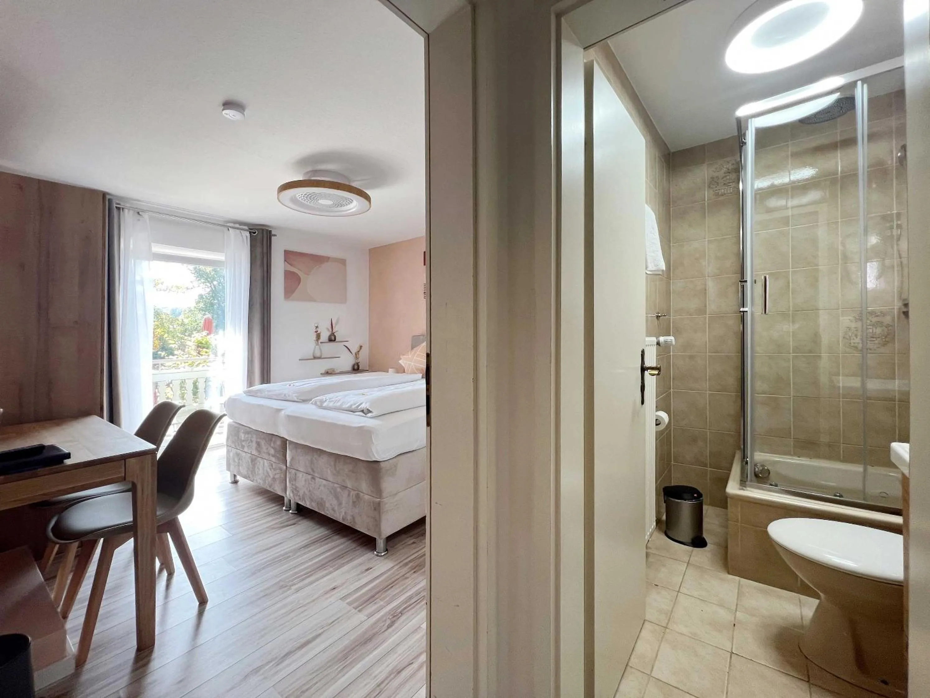 Photo of the whole room, Bed in Sieben Zimmer am See