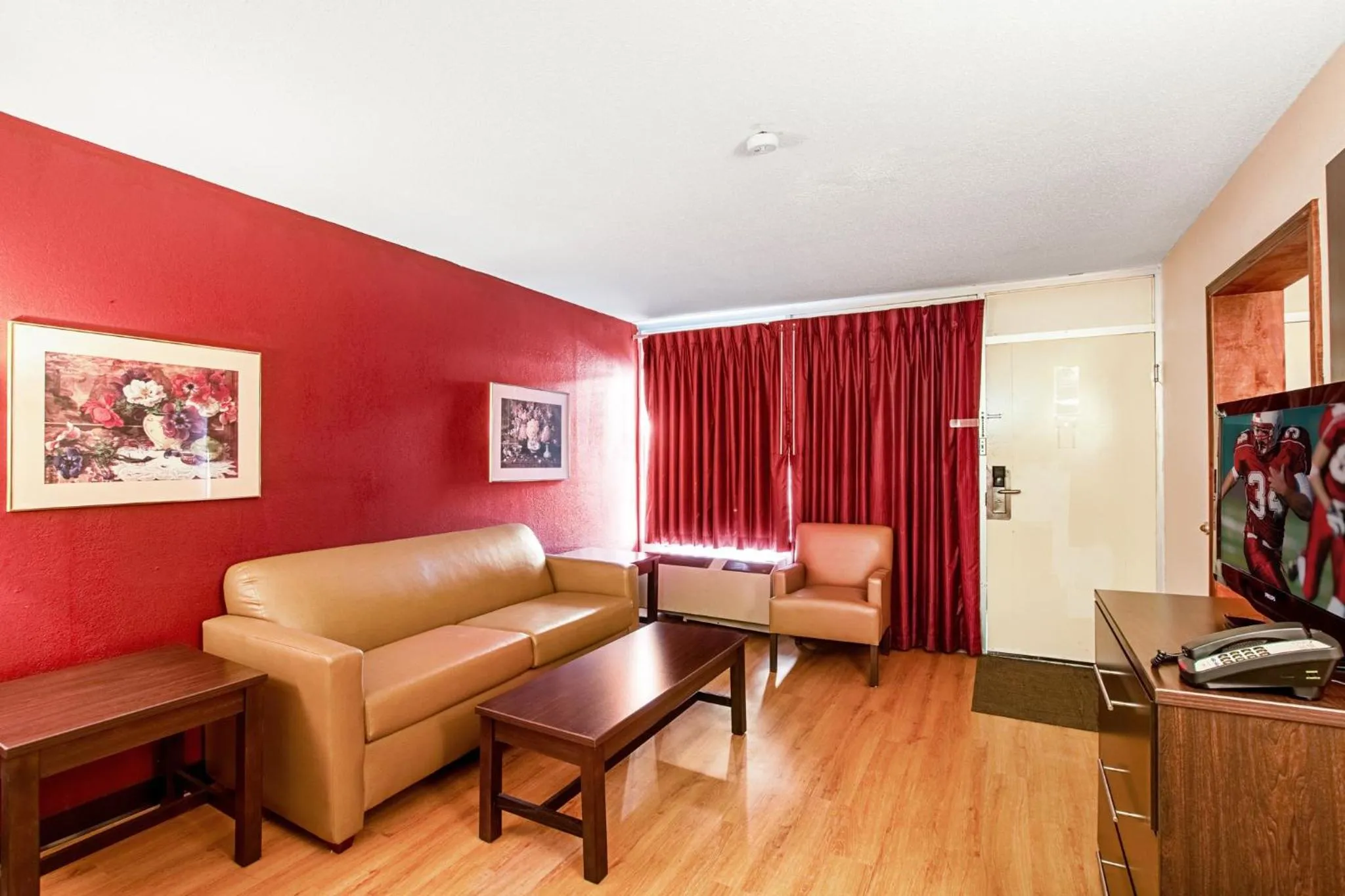 Photo of the whole room in Red Roof Inn Battle Creek