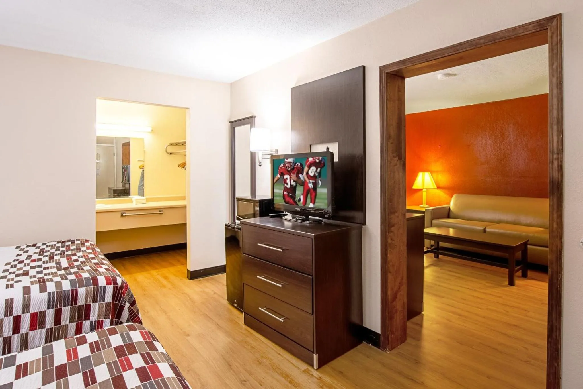 Photo of the whole room, Bed in Red Roof Inn Battle Creek