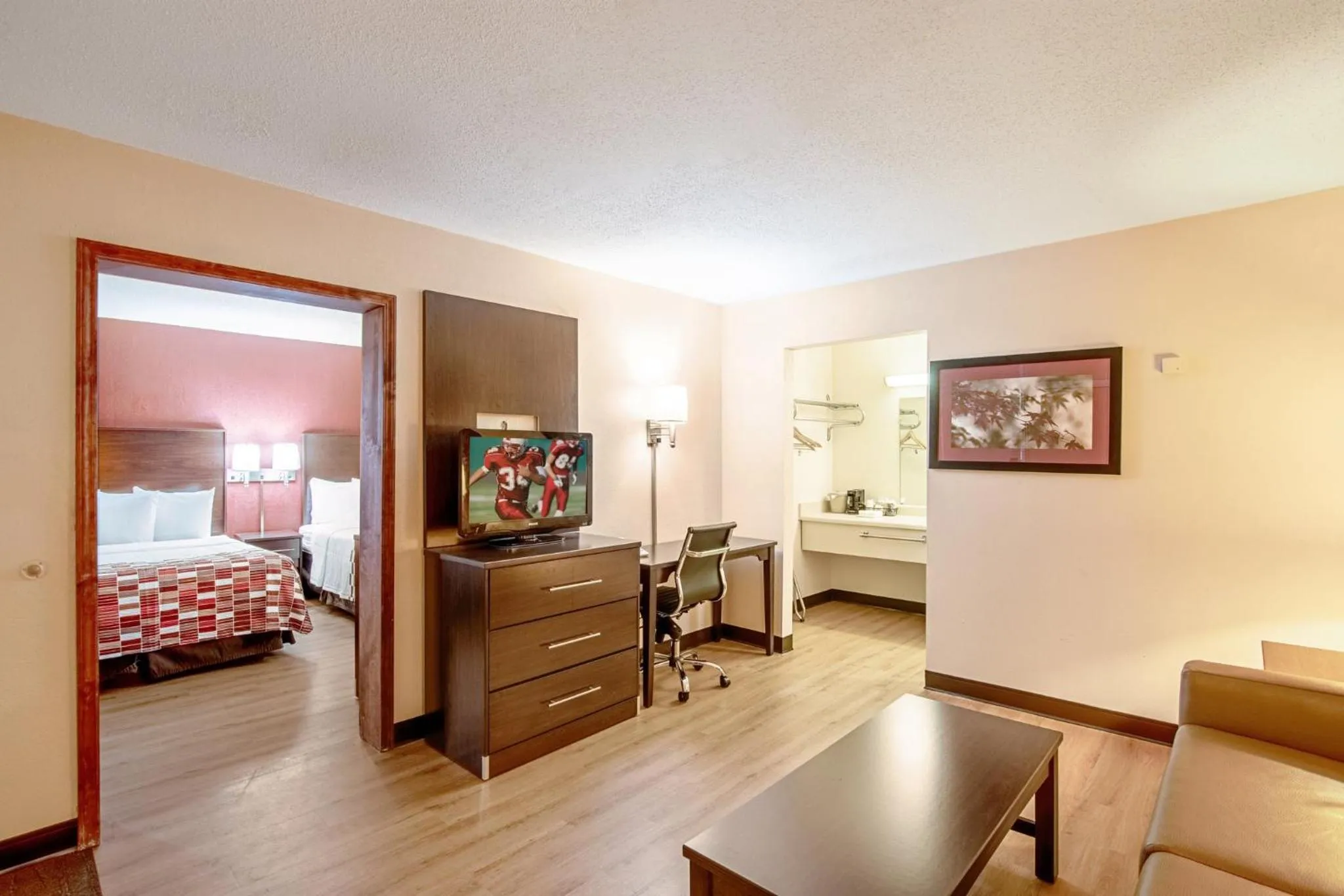 Photo of the whole room, Bed in Red Roof Inn Battle Creek