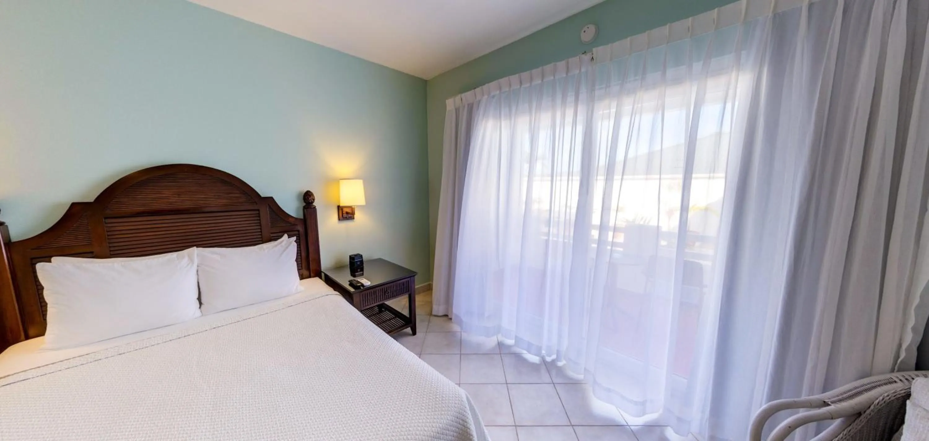Bedroom, Bed in Trade Winds Hotel