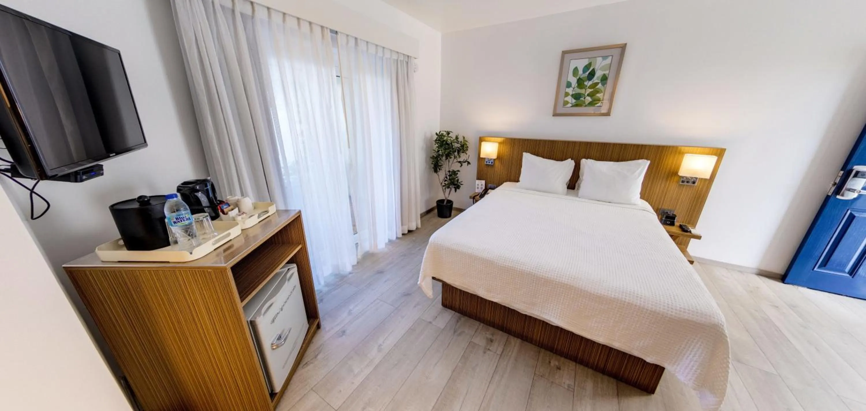 Bedroom, Bed in Trade Winds Hotel