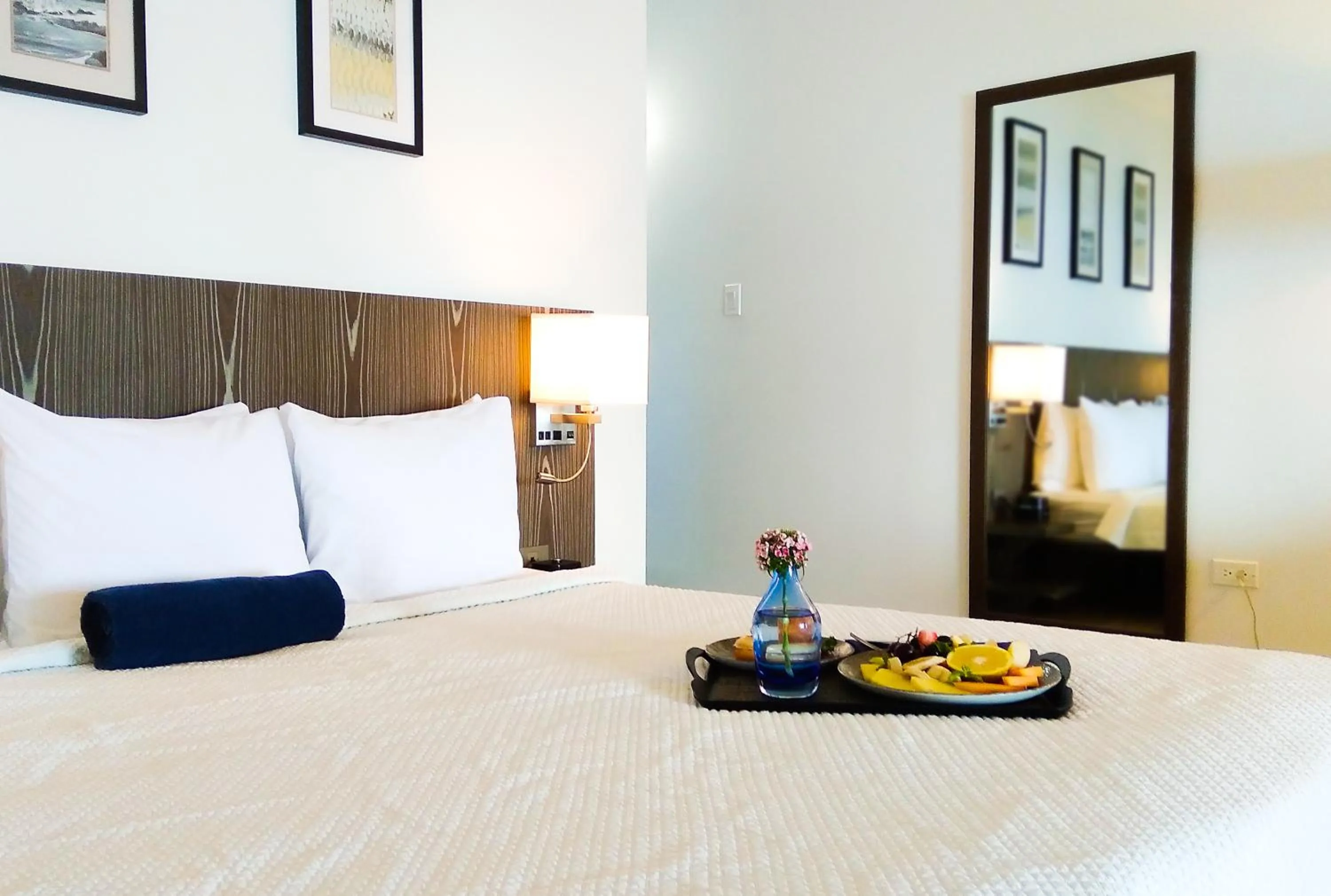 Bedroom, Bed in Trade Winds Hotel