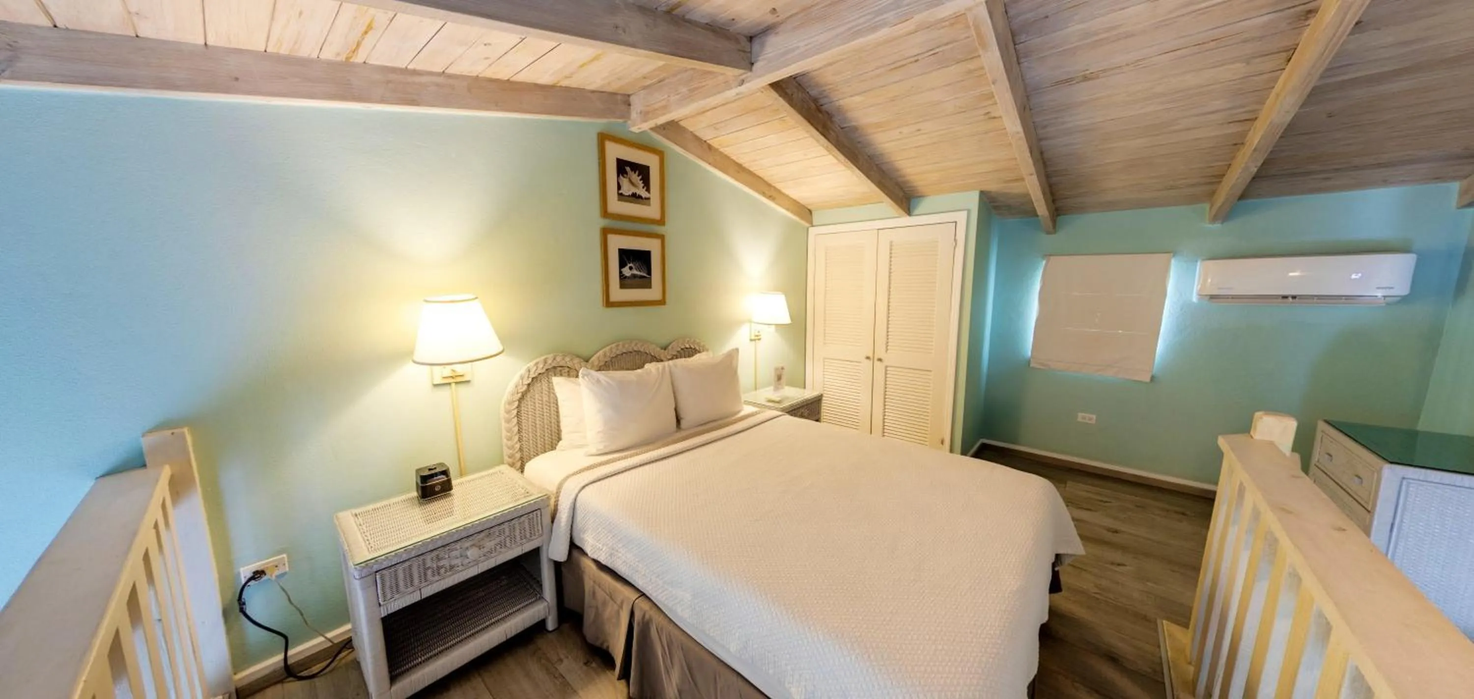 Bedroom, Bed in Trade Winds Hotel