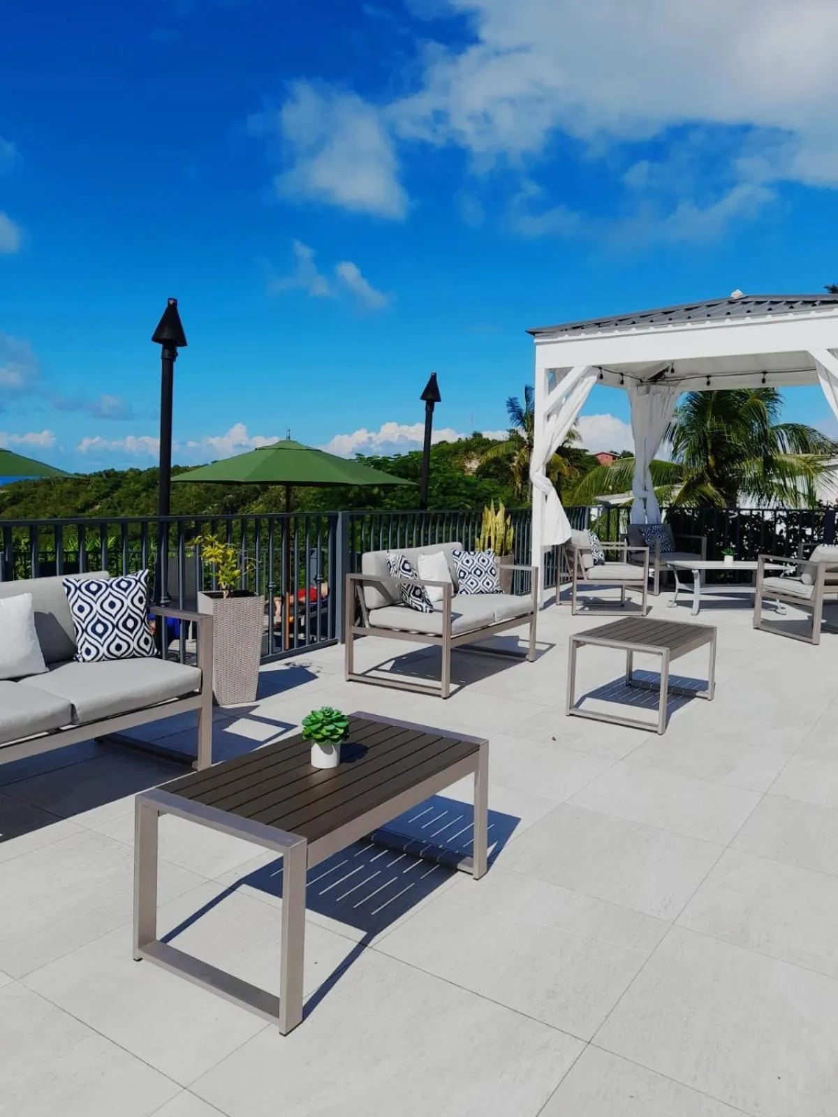 Day in Trade Winds Hotel