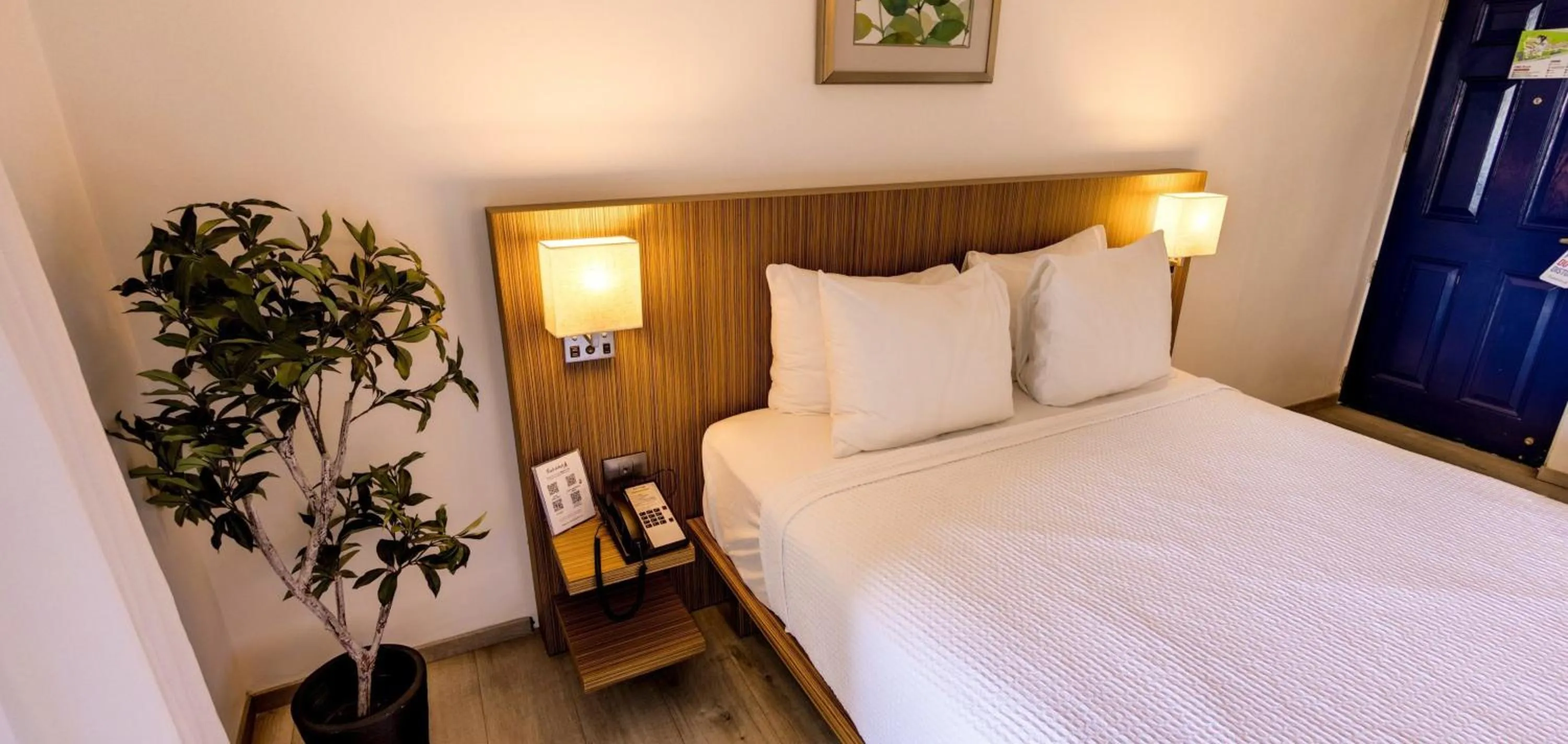 Bedroom, Bed in Trade Winds Hotel