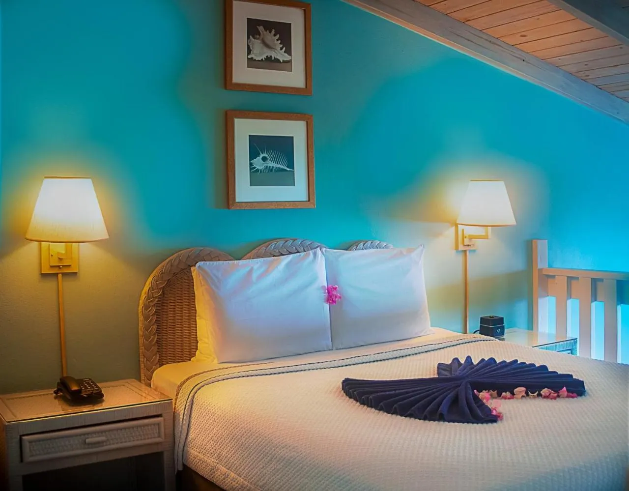 Bedroom, Bed in Trade Winds Hotel