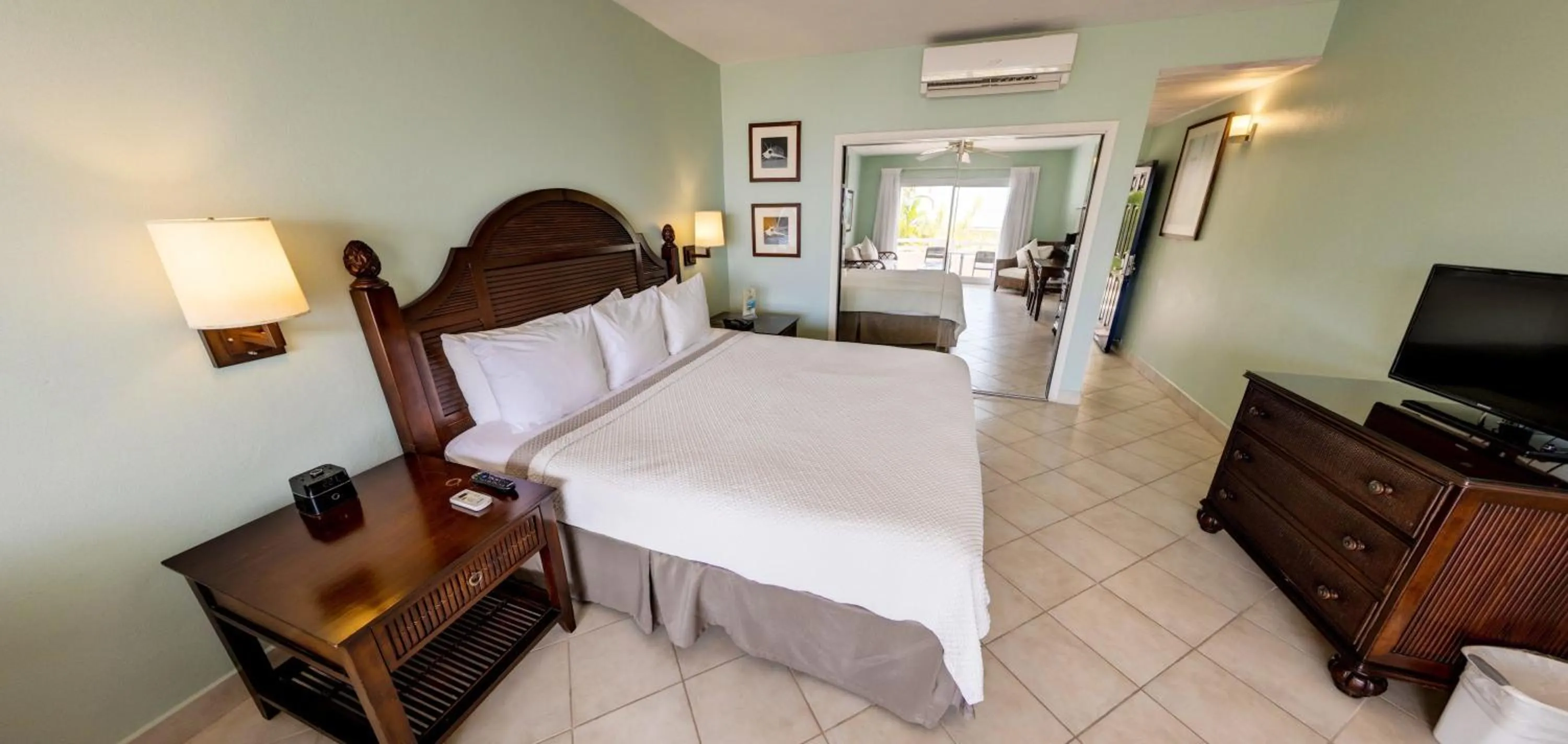 Bedroom, Bed in Trade Winds Hotel