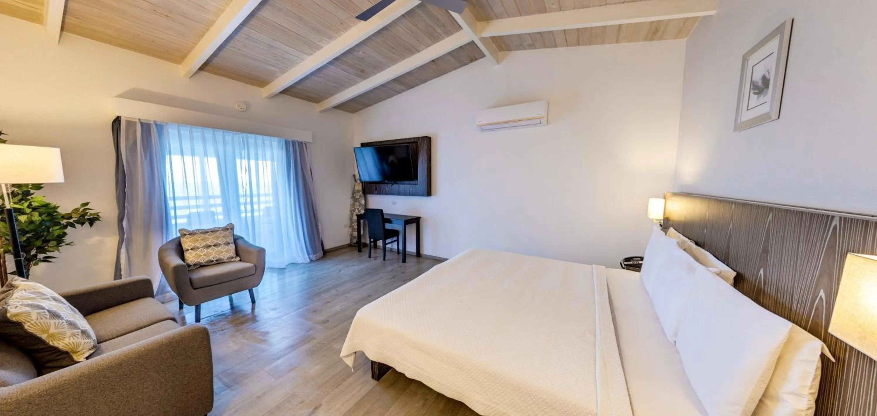 Bedroom, Bed in Trade Winds Hotel