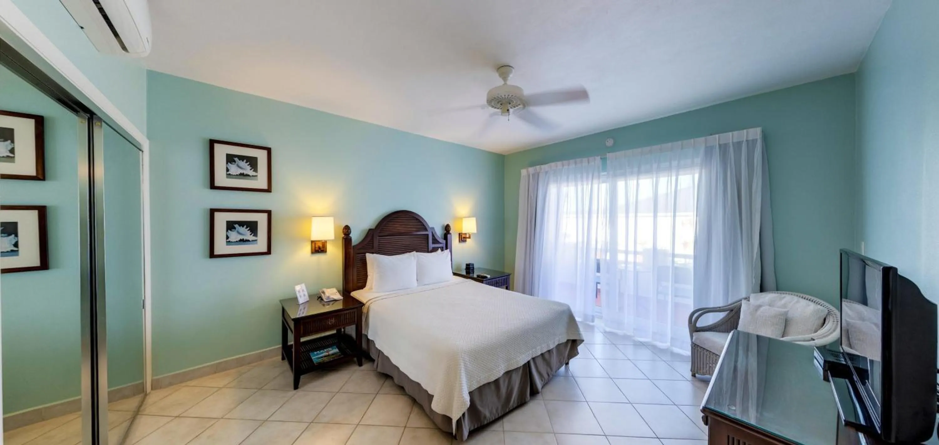 Bedroom, Bed in Trade Winds Hotel