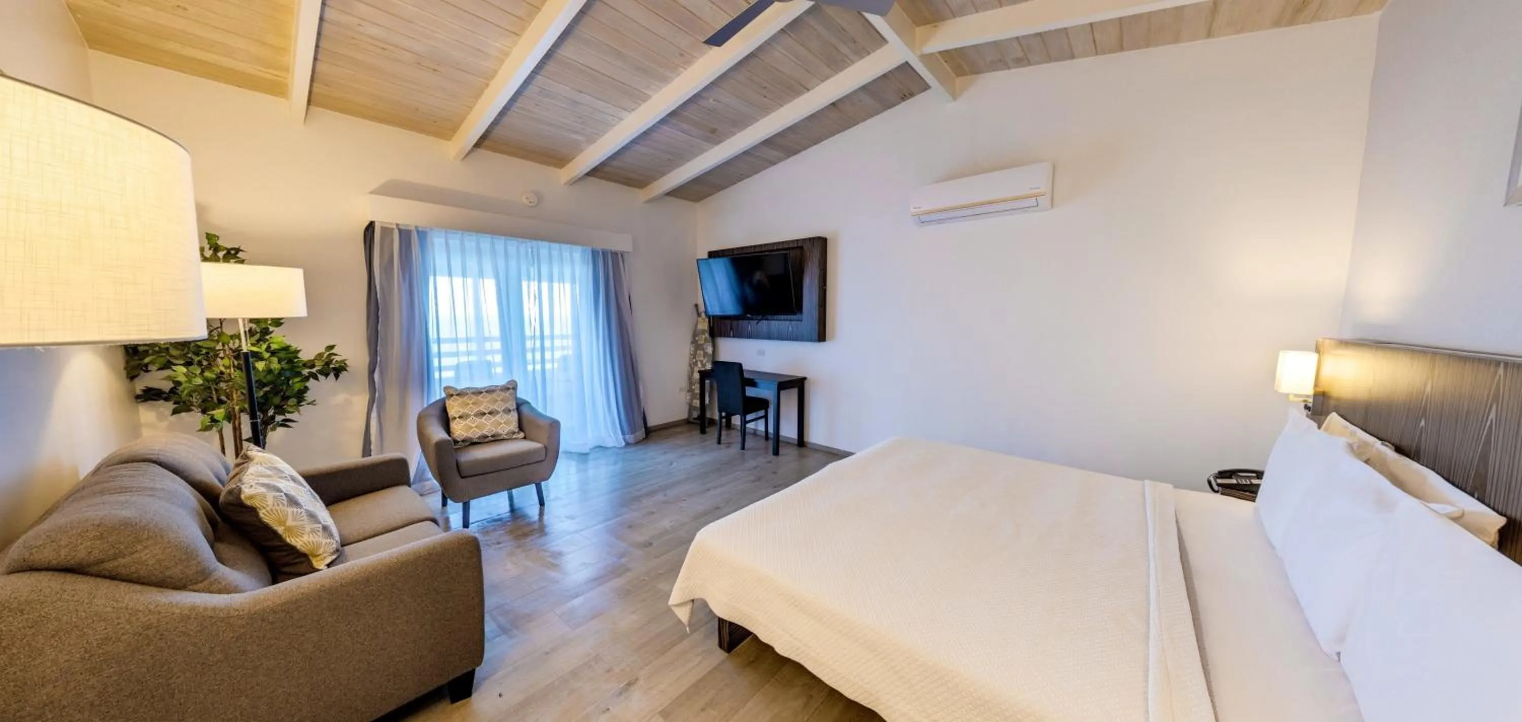 Bedroom, Bed in Trade Winds Hotel