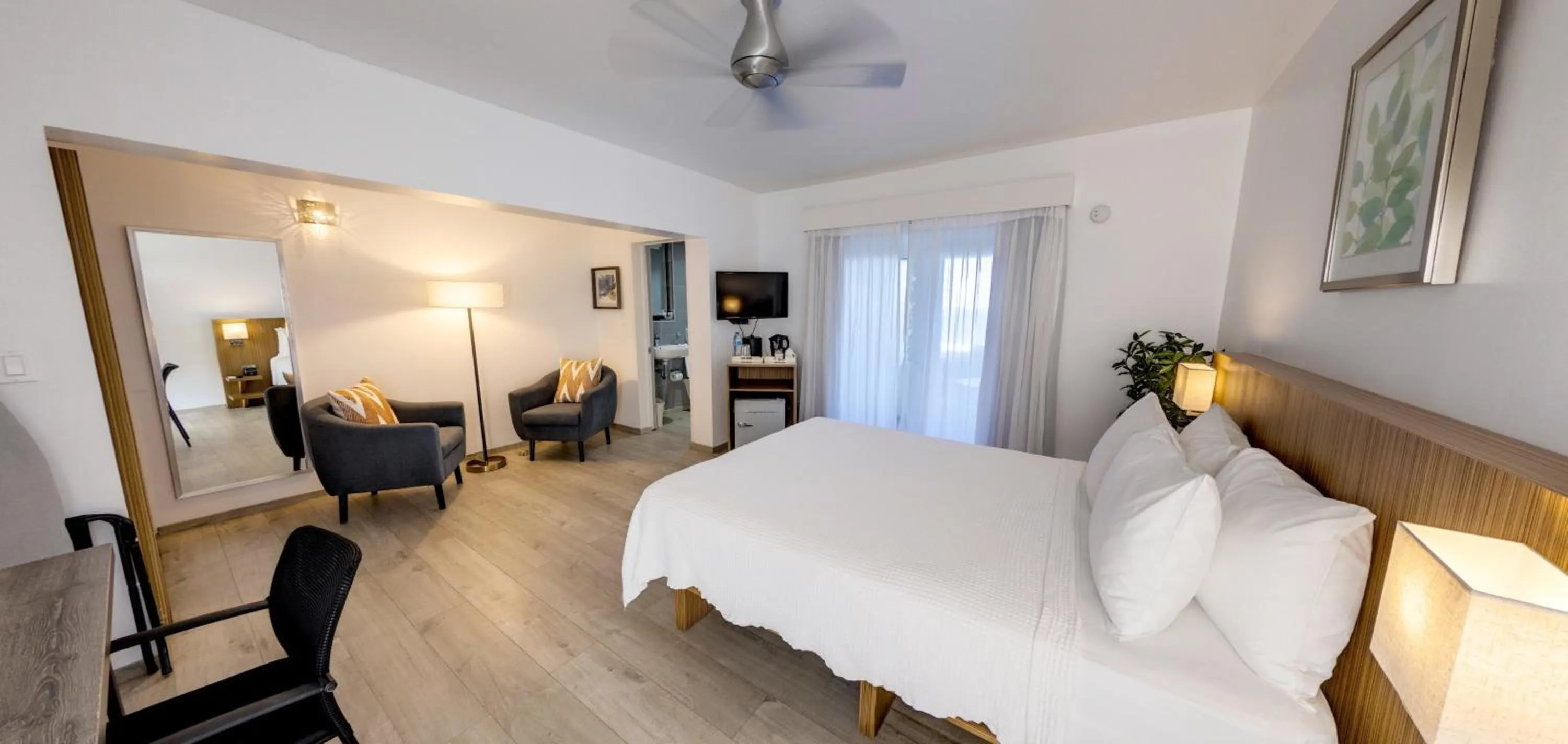 Bedroom, Bed in Trade Winds Hotel