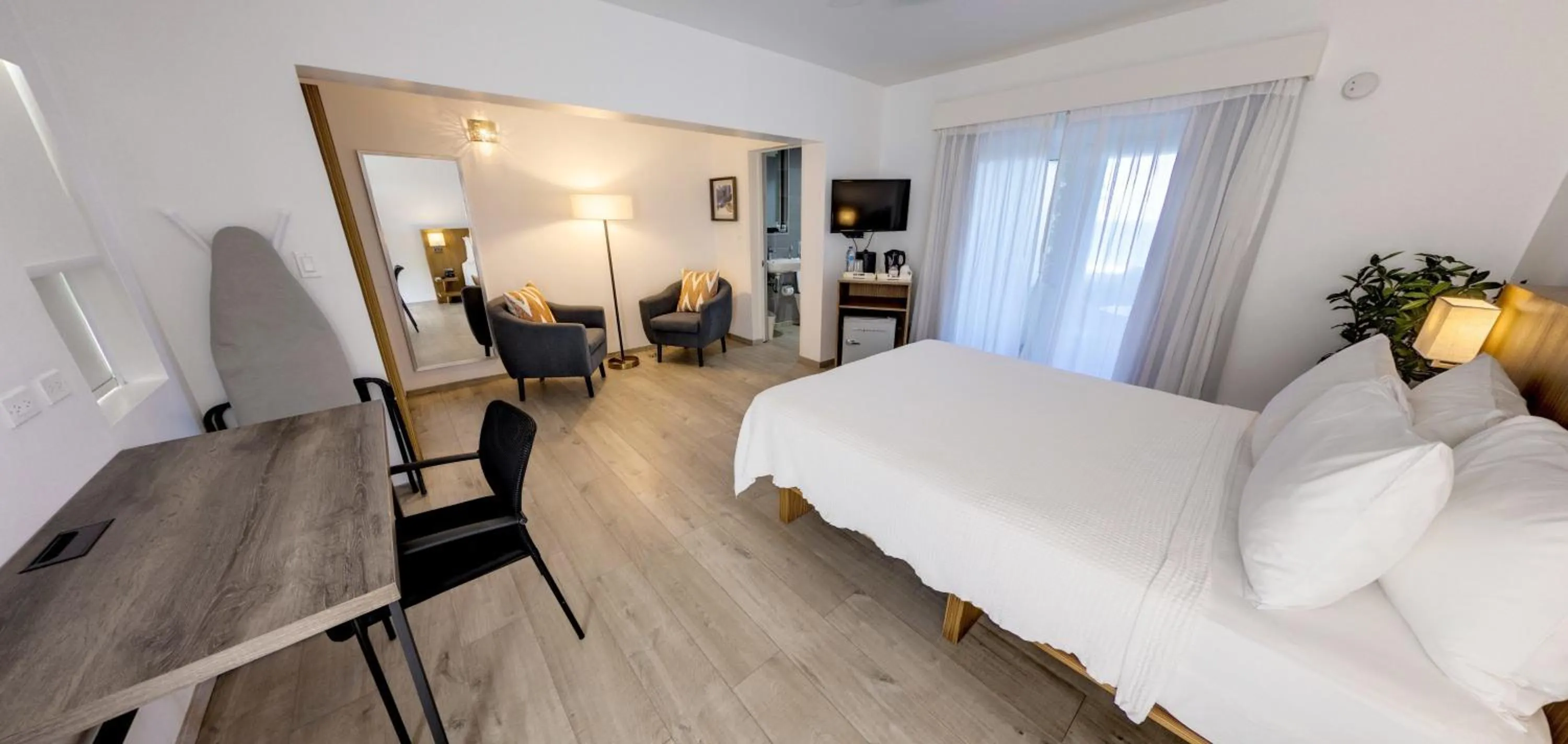 Bedroom, Bed in Trade Winds Hotel