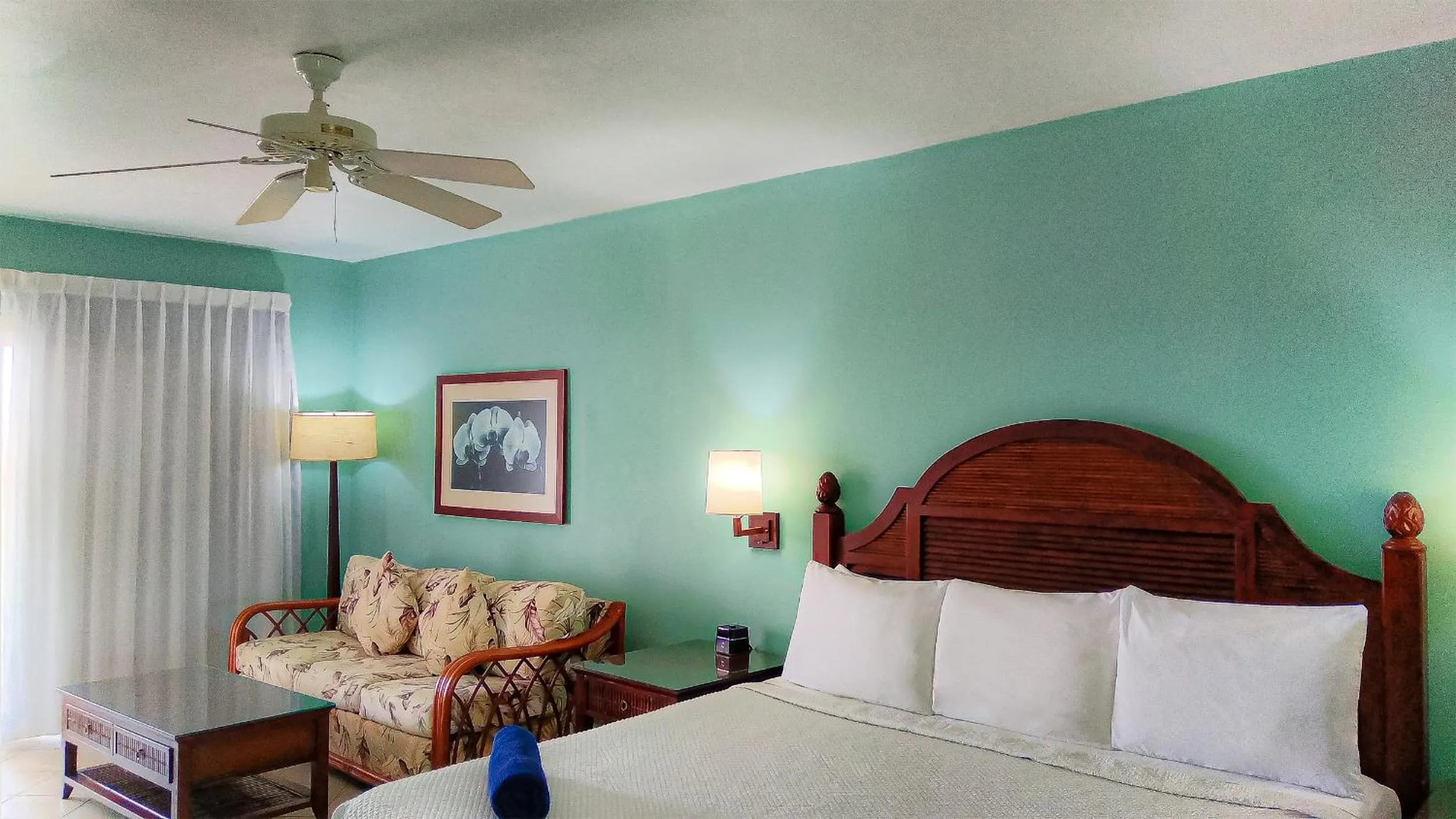 Bed in Trade Winds Hotel Antigua