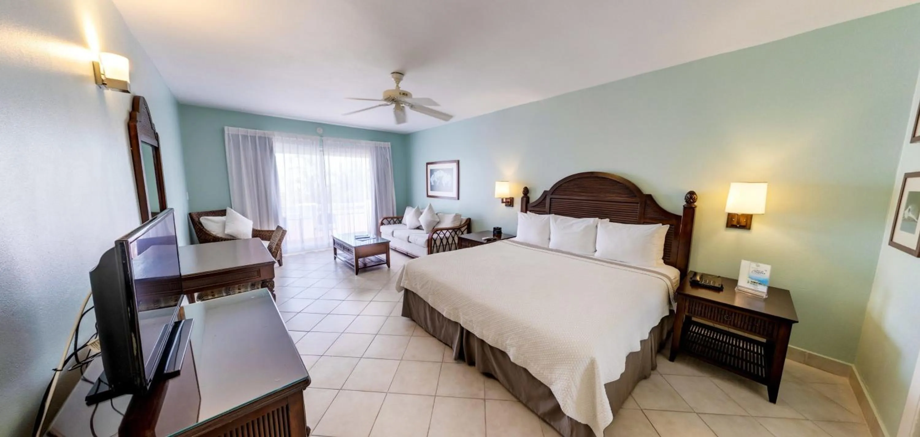 Bedroom, Bed in Trade Winds Hotel