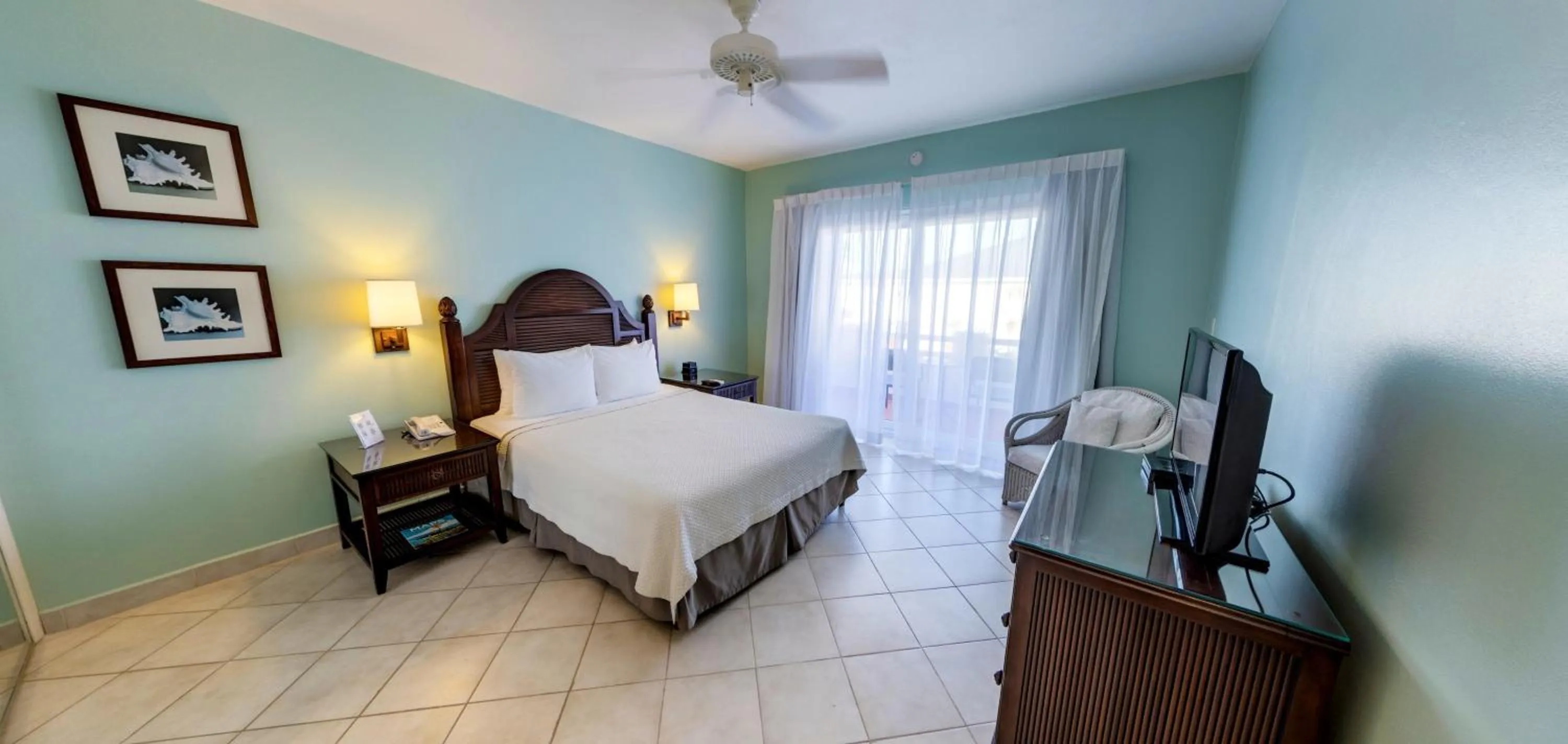 Bedroom, Bed in Trade Winds Hotel