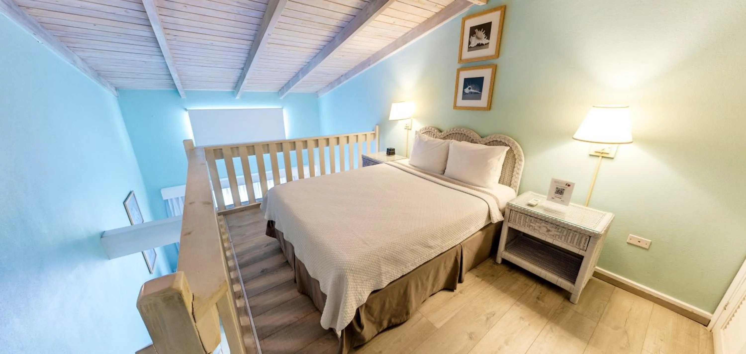 Bedroom, Bed in Trade Winds Hotel