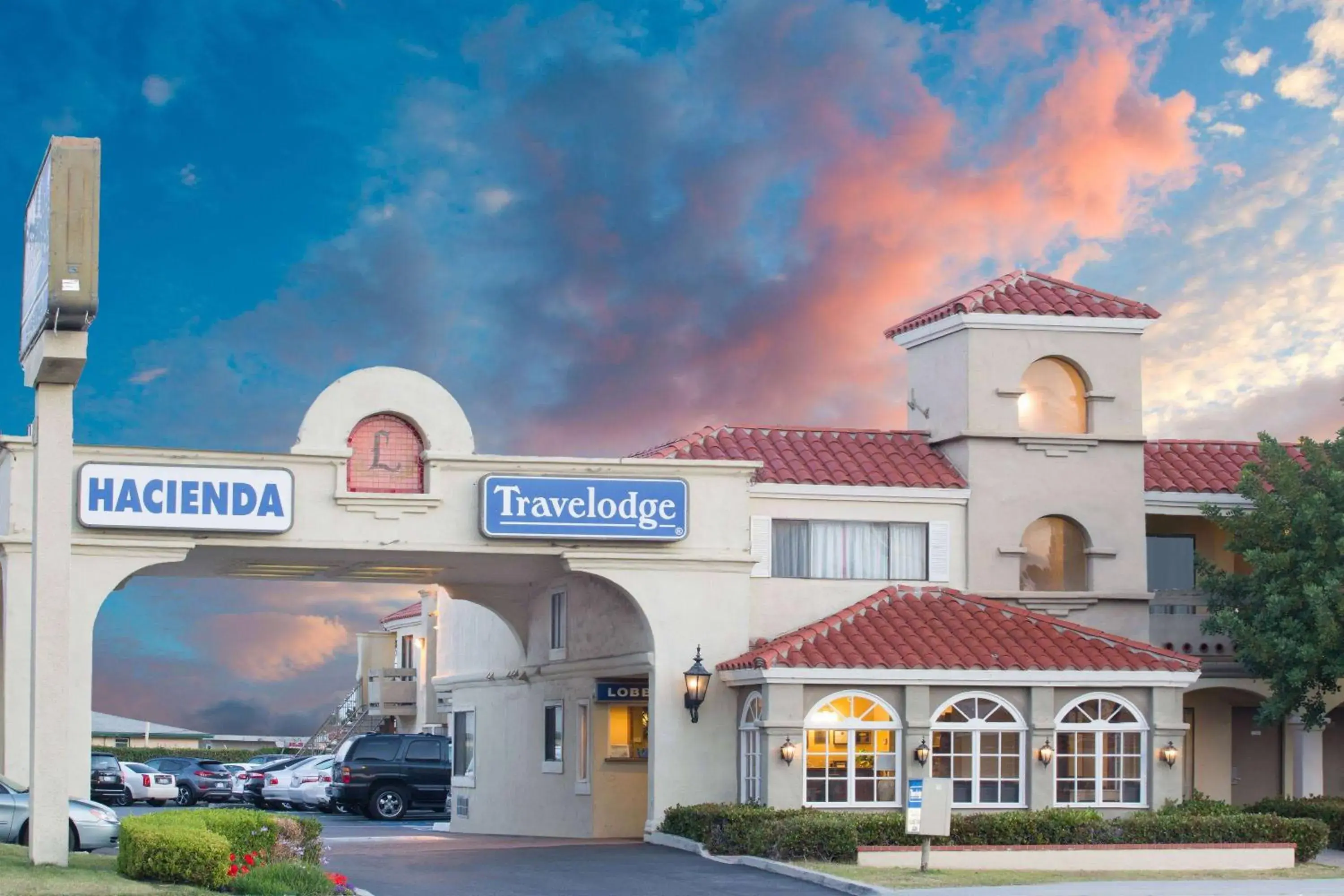 Property building in Travelodge by Wyndham Costa Mesa Newport Beach Hacienda Property building in Travelodge by Wyndham Costa Mesa Newport Beach Hacienda