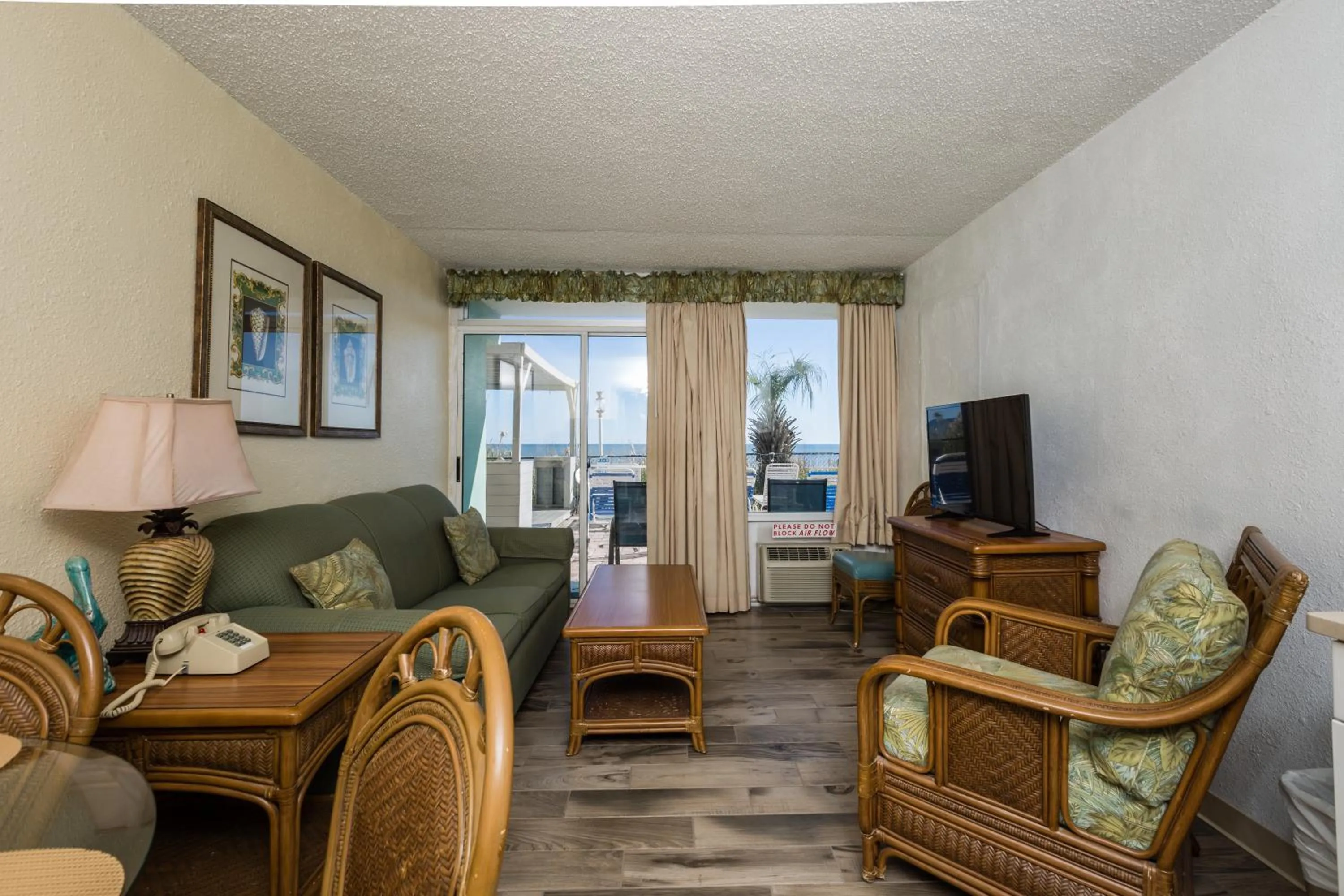 Living room in Beach Club at Montego Inn